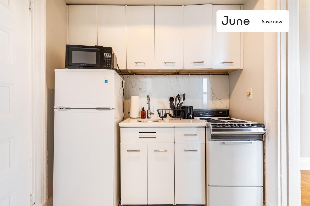 



1 bedroom in Beacon Hill on flexible lease terms.

Check out 3D tour now:  https://jnhm.es/856

This  1 bedroom apartment on the Beacon Hill  is available on a 12 month lease or a flexible short term (31 to 364 days) lease. You pick your custom start and end date. Monthly rent rate is determined by furnishing preference, move-in date and move-out date. Speak to a June representative for recommendations on the best stay duration for the lowest rate, and learn more about this home on the June website:     https://jnhm.es/6aK

Amenities of this home:   Concierge,    Wi-Fi - Paid separately (High-Speed),    Elevator,    Guarantors Allowed,       Couple-Friendly,       Laundry - Paid separately (in building),    Hardwood Flooring,    Microwave,    Oven,    Refrigerator,   also, this unit is conveniently located, several local parks, restaurants and bars are just minutes away.

About June Homes: Welcome to the easiest rental experience of your life. Rent furnished or unfurnished apartments on a 12 month lease or a flexible short term (31 to 364 days). As a resident, you’ll have access to 24/7 support and monthly cleanings of the home’s shared spaces. Sign up now to apply online for your next home with June: https://jnhm.es/sign-roomi

Brokers welcome! Contact us for more details.

Interested? Kindly note that the minimum stay duration would be 31 days. 

Use this listing ID when speaking to June team:  #1289