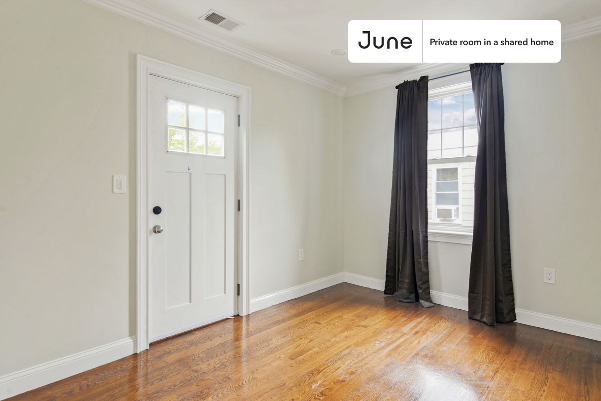 

PLEASE NOTE: This is a private room in a shared apartment. You will have your own bedroom and shared common areas (kitchen, bathroom, etc.) with other residents.

Queen bedroom in a 5 bedroom / 1.5 bathroom apartment!

Check out 3D tour now:  https://jnhm.es/Uw

This  Queen room in Brighton  is available on a 12 month lease or a flexible short term (31 to 364 days) lease. You pick your custom start and end date. Monthly rent rate is determined by furnishing preference, move-in date and move-out date. Speak to a June representative for recommendations on the best stay duration for the lowest rate, and learn more about this home on the June website:  https://jnhm.es/5BP

Amenities of this home:   Dishwasher,    Furnished Common Areas,    Wi-Fi - Paid separately (High-Speed),    Guarantors Allowed,       32-inch Flat-Screen TV,    Laundry in home (free),       Parking Spot (Paid separately),    Hardwood Flooring,    Microwave,    Oven,    Refrigerator,    Air Conditioning | HVAC,    Parking through SpotHero Paid,   also, this unit is conveniently located, several local parks, restaurants and bars are just minutes away.

About June Homes: Welcome to the easiest rental experience of your life. Rent furnished or unfurnished apartments on a 12 month lease or a flexible short term (31 to 364 days). As a resident, you’ll have access to 24/7 support and monthly cleanings of the home’s shared spaces. Sign up now to apply online for your next home with June: https://jnhm.es/sign-roomi

Brokers welcome! Contact us for more details.

Interested? Kindly note that the minimum stay duration would be 31 days. 

Use this listing ID when speaking to June team:  #571 E