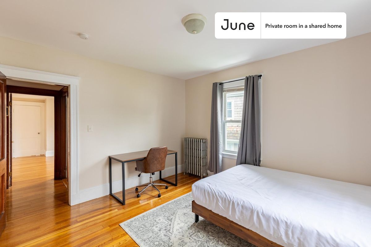 

PLEASE NOTE: This is a private room in a shared apartment. You will have your own bedroom and shared common areas (kitchen, bathroom, etc.) with other residents.

Queen bedroom in a 5 bedroom / 2 bathroom apartment!

Check out 3D tour now:  https://jnhm.es/8ac

This  Queen room in Brighton  is available on a 12 month lease or a flexible short term (31 to 364 days) lease. You pick your custom start and end date. Monthly rent rate is determined by furnishing preference, move-in date and move-out date. Speak to a June representative for recommendations on the best stay duration for the lowest rate, and learn more about this home on the June website:  https://jnhm.es/6jE

Amenities of this home:   Street parking - City permit required,       Dining area,    32-inch Flat-Screen TV,    Dishwasher,    Furnished Common Areas,    Wi-Fi - Paid separately (High-Speed),    Guarantors Allowed,       Laundry - Paid separately (in building),    Living area,    Hardwood Flooring,    Microwave,    Oven,    Refrigerator,   also, this unit is conveniently located, several local parks, restaurants and bars are just minutes away.

About June Homes: Welcome to the easiest rental experience of your life. Rent furnished or unfurnished apartments on a 12 month lease or a flexible short term (31 to 364 days). As a resident, you’ll have access to 24/7 support and monthly cleanings of the home’s shared spaces. Sign up now to apply online for your next home with June: https://jnhm.es/sign-roomi

Brokers welcome! Contact us for more details.

Interested? Kindly note that the minimum stay duration would be 31 days. 

Use this listing ID when speaking to June team:  #1487 C