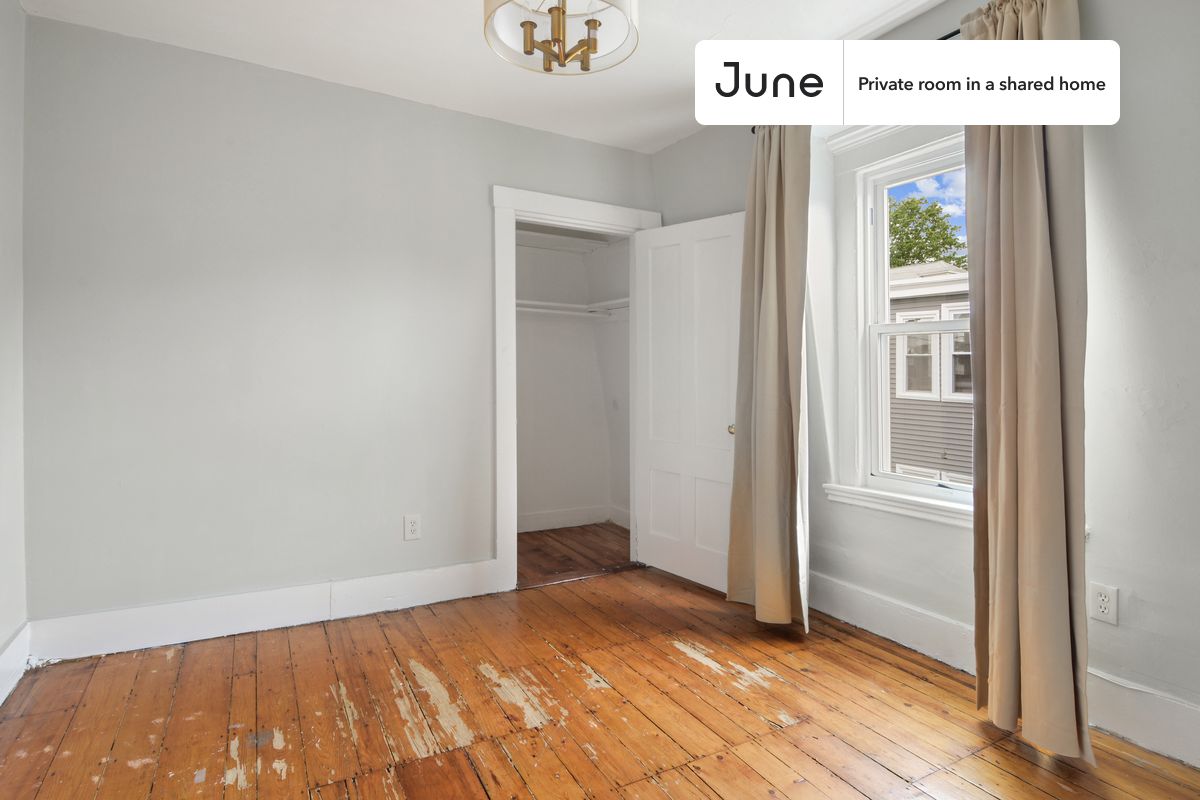 

PLEASE NOTE: This is a private room in a shared apartment. You will have your own bedroom and shared common areas (kitchen, bathroom, etc.) with other residents.

Queen bedroom in a 4 bedroom / 2.5 bathroom apartment!

Check out 3D tour now:  https://jnhm.es/Vu

This  Queen room in Allston  is available on a 12 month lease or a flexible short term (31 to 364 days) lease. You pick your custom start and end date. Monthly rent rate is determined by furnishing preference, move-in date and move-out date. Speak to a June representative for recommendations on the best stay duration for the lowest rate, and learn more about this home on the June website:  https://jnhm.es/5Cq

Amenities of this home:   Dishwasher,    Furnished Common Areas,    Wi-Fi - Paid separately (High-Speed),    Guarantors Allowed,       32-inch Flat-Screen TV,       Street parking - City permit required,    Hardwood Flooring,    Microwave,    Oven,    Refrigerator,   also, this unit is conveniently located, several local parks, restaurants and bars are just minutes away.

About June Homes: Welcome to the easiest rental experience of your life. Rent furnished or unfurnished apartments on a 12 month lease or a flexible short term (31 to 364 days). As a resident, you’ll have access to 24/7 support and monthly cleanings of the home’s shared spaces. Sign up now to apply online for your next home with June: https://jnhm.es/sign-roomi

Brokers welcome! Contact us for more details.

Interested? Kindly note that the minimum stay duration would be 31 days. 

Use this listing ID when speaking to June team:  #585 C