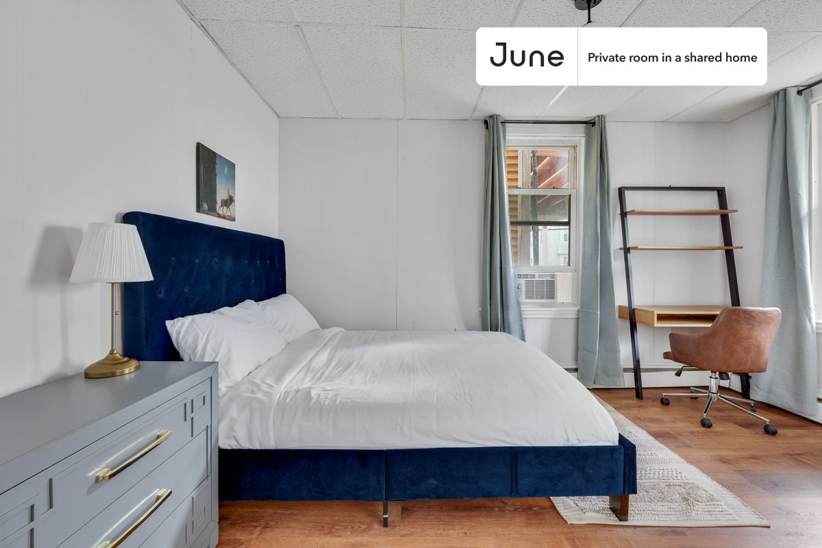 PLEASE NOTE: This is a private room in a shared apartment. You will have your own bedroom and shared common areas (kitchen, bathroom, etc.) with other residents.
Full bedroom in a 3 bedroom / 1 bathroom apartment!
Check out 3D tour now: https://jnhm.es/ZB
This Full room in JFK/UMass is available on a 12 month lease or a flexible short term (31 to 364 days) lease. You pick your custom start and end date. Monthly rent rate is determined by furnishing preference, move-in date and move-out date. Speak to a June representative for recommendations on the best stay duration for the lowest rate, and learn more about this home on the June website: https://jnhm.es/5QH
Amenities of this home: Dishwasher, Furnished Common Areas, Wi-Fi - Paid separately (High-Speed), Guarantors Allowed, Street parking - City permit required, Laundry in home (free), Balcony, Hardwood Flooring, Microwave, Oven, Refrigerator, also, this unit is conveniently located, several local parks, restaurants and bars are just minutes away.
About June Homes: Welcome to the easiest rental experience of your life. Rent furnished or unfurnished apartments on a 12 month lease or a flexible short term (31 to 364 days). As a resident, you’ll have access to 24/7 support and monthly cleanings of the home’s shared spaces. Sign up now to apply online for your next home with June: https://jnhm.es/sign-roomi
Brokers welcome! Contact us for more details.
Interested? Kindly note that the minimum stay duration would be 31 days.
Use this listing ID when speaking to June team: #886 C