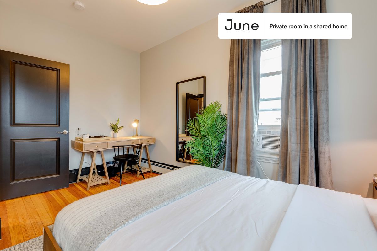 PLEASE NOTE: This is a private room in a shared apartment. You will have your own bedroom and shared common areas (kitchen, bathroom, etc.) with other residents.
Queen bedroom in a 4 bedroom / 1.5 bathroom apartment!
Check out 3D tour now: https://jnhm.es/PJ
This Queen room in South Boston is available on a 12 month lease or a flexible short term (31 to 364 days) lease. You pick your custom start and end date. Monthly rent rate is determined by furnishing preference, move-in date and move-out date. Speak to a June representative for recommendations on the best stay duration for the lowest rate, and learn more about this home on the June website: https://jnhm.es/Cc
Amenities of this home: Dishwasher, Furnished Common Areas, Wi-Fi - Paid separately (High-Speed), Guarantors Allowed, 32-inch Flat-Screen TV, Dine in kitchen, Street parking - City permit required, Laundry in home (free), Smart lock, Hardwood Flooring, Microwave, Oven, Refrigerator, also, this unit is conveniently located, several local parks, restaurants and bars are just minutes away.
About June Homes: Welcome to the easiest rental experience of your life. Rent furnished or unfurnished apartments on a 12 month lease or a flexible short term (31 to 364 days). As a resident, you’ll have access to 24/7 support and monthly cleanings of the home’s shared spaces. Sign up now to apply online for your next home with June: https://jnhm.es/sign-roomi
Brokers welcome! Contact us for more details.
Interested? Kindly note that the minimum stay duration would be 31 days.
Use this listing ID when speaking to June team: #194 3A