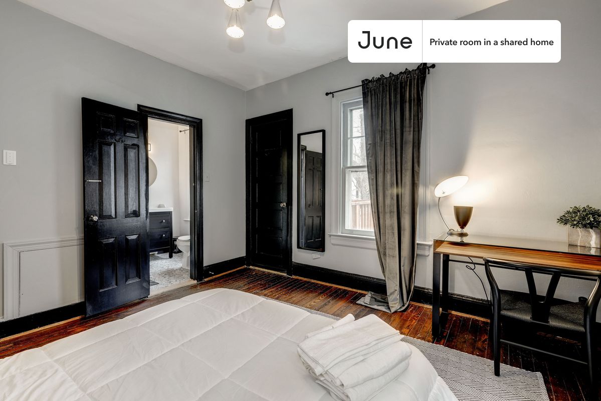 

PLEASE NOTE: This is a private room in a shared apartment. You will have your own bedroom and shared common areas (kitchen, bathroom, etc.) with other residents.

Queen bedroom in a 7 bedroom / 3.5 bathroom apartment!

Check out 3D tour now:  https://jnhm.es/Pa

This  Queen room in Woodley Park  is available on a 12 month lease or a flexible short term (31 to 364 days) lease. You pick your custom start and end date. Monthly rent rate is determined by furnishing preference, move-in date and move-out date. Speak to a June representative for recommendations on the best stay duration for the lowest rate, and learn more about this home on the June website:  https://jnhm.es/yi

Amenities of this home:   Dishwasher,    Patio,    Furnished Common Areas,    Wi-Fi - Paid separately (High-Speed),    Outdoor space,    Guarantors Allowed,       32-inch Flat-Screen TV,    Gym,    Dine in kitchen,       Laundry in home (free),    Parking Spot (Paid separately),    Hardwood Flooring,    Microwave,    Oven,    Refrigerator,   also, this unit is conveniently located, several local parks, restaurants and bars are just minutes away.

About June Homes: Welcome to the easiest rental experience of your life. Rent furnished or unfurnished apartments on a 12 month lease or a flexible short term (31 to 364 days). As a resident, you’ll have access to 24/7 support and monthly cleanings of the home’s shared spaces. Sign up now to apply online for your next home with June: https://jnhm.es/sign-roomi

Brokers welcome! Contact us for more details.

Interested? Kindly note that the minimum stay duration would be 31 days. 

Use this listing ID when speaking to June team:  #115 2C