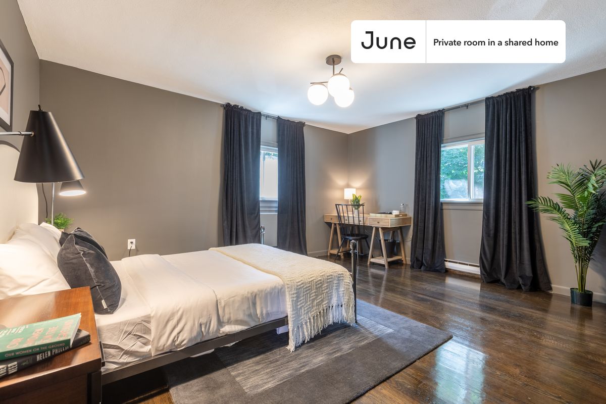 PLEASE NOTE: This is a private room in a shared apartment. You will have your own bedroom and shared common areas (kitchen, bathroom, etc.) with other residents.
Queen bedroom in a 6 bedroom / 4 bathroom apartment!
Check out 3D tour now: https://jnhm.es/PO
This Queen room in Brighton is available on a 12 month lease or a flexible short term (31 to 364 days) lease. You pick your custom start and end date. Monthly rent rate is determined by furnishing preference, move-in date and move-out date. Speak to a June representative for recommendations on the best stay duration for the lowest rate, and learn more about this home on the June website: https://jnhm.es/D6
Amenities of this home: Dishwasher, Furnished Common Areas, Wi-Fi - Paid separately (High-Speed), Guarantors Allowed, 32-inch Flat-Screen TV, Laundry in home (free), Courtyard, Parking Spot (Paid separately), Hardwood Flooring, Microwave, Oven, Refrigerator, also, this unit is conveniently located, several local parks, restaurants and bars are just minutes away.
About June Homes: Welcome to the easiest rental experience of your life. Rent furnished or unfurnished apartments on a 12 month lease or a flexible short term (31 to 364 days). As a resident, you’ll have access to 24/7 support and monthly cleanings of the home’s shared spaces. Sign up now to apply online for your next home with June: https://jnhm.es/sign-roomi
Brokers welcome! Contact us for more details.
Interested? Kindly note that the minimum stay duration would be 31 days.
Use this listing ID when speaking to June team: #206 D