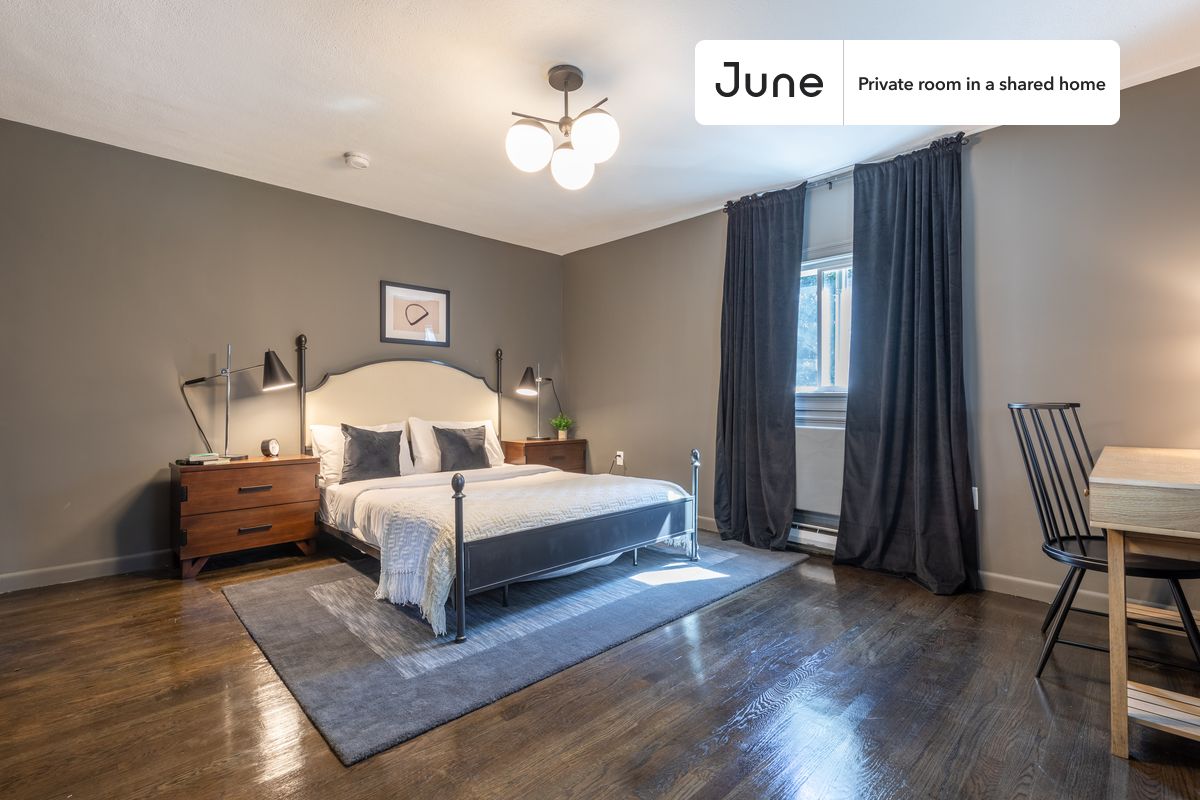 PLEASE NOTE: This is a private room in a shared apartment. You will have your own bedroom and shared common areas (kitchen, bathroom, etc.) with other residents.
Queen bedroom in a 6 bedroom / 4 bathroom apartment!
Check out 3D tour now: https://jnhm.es/PO
This Queen room in Brighton is available on a 12 month lease or a flexible short term (31 to 364 days) lease. You pick your custom start and end date. Monthly rent rate is determined by furnishing preference, move-in date and move-out date. Speak to a June representative for recommendations on the best stay duration for the lowest rate, and learn more about this home on the June website: https://jnhm.es/D6
Amenities of this home: Dishwasher, Furnished Common Areas, Wi-Fi - Paid separately (High-Speed), Guarantors Allowed, 32-inch Flat-Screen TV, Laundry in home (free), Courtyard, Parking Spot (Paid separately), Hardwood Flooring, Microwave, Oven, Refrigerator, also, this unit is conveniently located, several local parks, restaurants and bars are just minutes away.
About June Homes: Welcome to the easiest rental experience of your life. Rent furnished or unfurnished apartments on a 12 month lease or a flexible short term (31 to 364 days). As a resident, you’ll have access to 24/7 support and monthly cleanings of the home’s shared spaces. Sign up now to apply online for your next home with June: https://jnhm.es/sign-roomi
Brokers welcome! Contact us for more details.
Interested? Kindly note that the minimum stay duration would be 31 days.
Use this listing ID when speaking to June team: #206 D