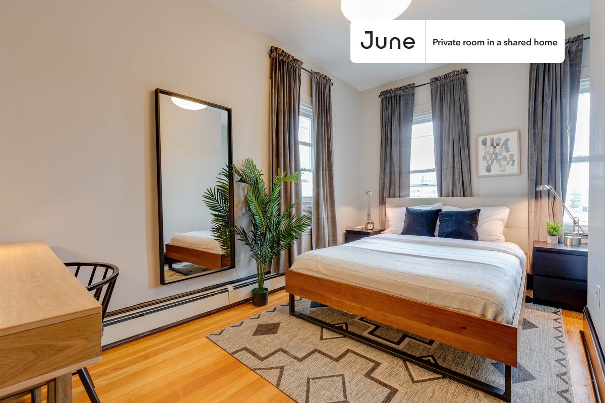 PLEASE NOTE: This is a private room in a shared apartment. You will have your own bedroom and shared common areas (kitchen, bathroom, etc.) with other residents.
Queen bedroom in a 4 bedroom / 1.5 bathroom apartment!
Check out 3D tour now: https://jnhm.es/PJ
This Queen room in South Boston is available on a 12 month lease or a flexible short term (31 to 364 days) lease. You pick your custom start and end date. Monthly rent rate is determined by furnishing preference, move-in date and move-out date. Speak to a June representative for recommendations on the best stay duration for the lowest rate, and learn more about this home on the June website: https://jnhm.es/Cc
Amenities of this home: Dishwasher, Furnished Common Areas, Wi-Fi - Paid separately (High-Speed), Guarantors Allowed, 32-inch Flat-Screen TV, Dine in kitchen, Street parking - City permit required, Laundry in home (free), Smart lock, Hardwood Flooring, Microwave, Oven, Refrigerator, also, this unit is conveniently located, several local parks, restaurants and bars are just minutes away.
About June Homes: Welcome to the easiest rental experience of your life. Rent furnished or unfurnished apartments on a 12 month lease or a flexible short term (31 to 364 days). As a resident, you’ll have access to 24/7 support and monthly cleanings of the home’s shared spaces. Sign up now to apply online for your next home with June: https://jnhm.es/sign-roomi
Brokers welcome! Contact us for more details.
Interested? Kindly note that the minimum stay duration would be 31 days.
Use this listing ID when speaking to June team: #194 3A