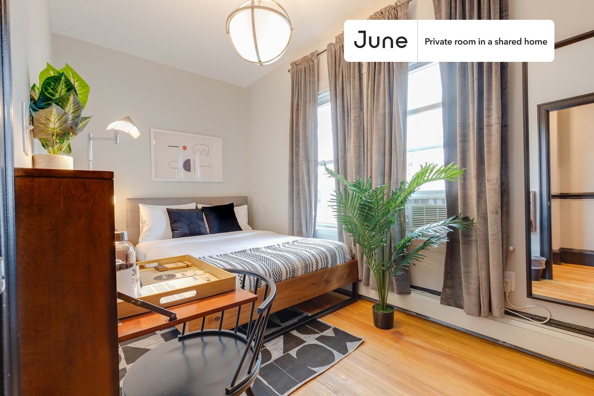 PLEASE NOTE: This is a private room in a shared apartment. You will have your own bedroom and shared common areas (kitchen, bathroom, etc.) with other residents.
Queen bedroom in a 4 bedroom / 1.5 bathroom apartment!
Check out 3D tour now: https://jnhm.es/PJ
This Queen room in South Boston is available on a 12 month lease or a flexible short term (31 to 364 days) lease. You pick your custom start and end date. Monthly rent rate is determined by furnishing preference, move-in date and move-out date. Speak to a June representative for recommendations on the best stay duration for the lowest rate, and learn more about this home on the June website: https://jnhm.es/Cd
Amenities of this home: Dishwasher, Furnished Common Areas, Wi-Fi - Paid separately (High-Speed), Guarantors Allowed, 32-inch Flat-Screen TV, Dine in kitchen, Street parking - City permit required, Laundry in home (free), Smart lock, Hardwood Flooring, Microwave, Oven, Refrigerator, also, this unit is conveniently located, several local parks, restaurants and bars are just minutes away.
About June Homes: Welcome to the easiest rental experience of your life. Rent furnished or unfurnished apartments on a 12 month lease or a flexible short term (31 to 364 days). As a resident, you’ll have access to 24/7 support and monthly cleanings of the home’s shared spaces. Sign up now to apply online for your next home with June: https://jnhm.es/sign-roomi
Brokers welcome! Contact us for more details.
Interested? Kindly note that the minimum stay duration would be 31 days.
Use this listing ID when speaking to June team: #194 3B