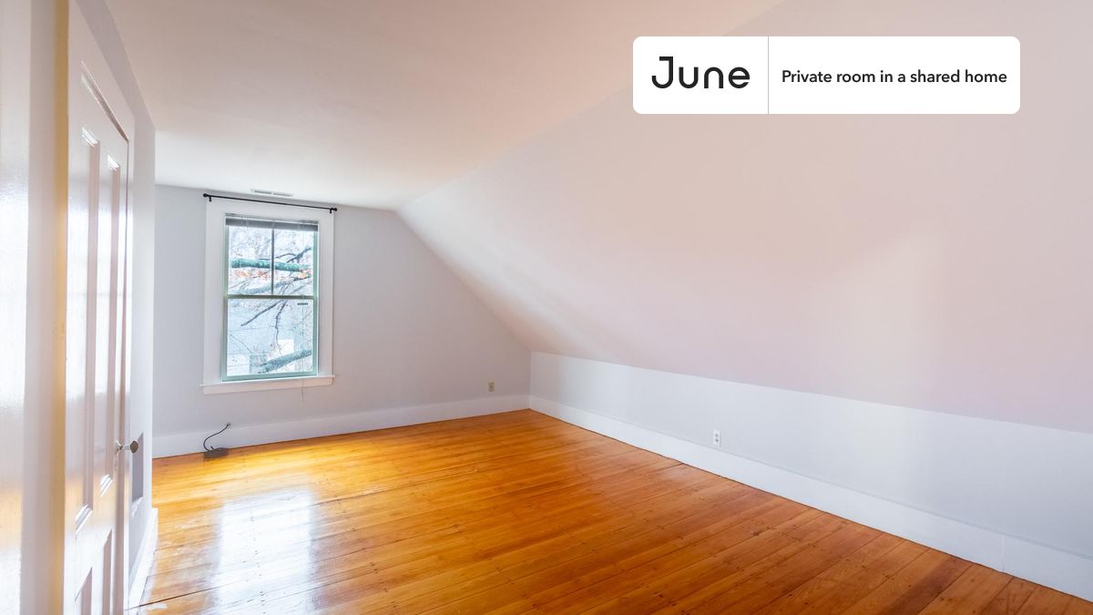 

PLEASE NOTE: This is a private room in a shared apartment. You will have your own bedroom and shared common areas (kitchen, bathroom, etc.) with other residents.

Queen bedroom in a 5 bedroom / 2.5 bathroom apartment!

Check out 3D tour now:  https://jnhm.es/8dr

This  Queen room in Newton Corner  is available on a 12 month lease or a flexible short term (31 to 364 days) lease. You pick your custom start and end date. Monthly rent rate is determined by furnishing preference, move-in date and move-out date. Speak to a June representative for recommendations on the best stay duration for the lowest rate, and learn more about this home on the June website:  https://jnhm.es/6iA

Amenities of this home:   Dishwasher,    Furnished Common Areas,    Wi-Fi - Paid separately (High-Speed),    Guarantors Allowed,       32-inch Flat-Screen TV,       Paid parking,    Hardwood Flooring,    Microwave,    Refrigerator,   also, this unit is conveniently located, several local parks, restaurants and bars are just minutes away.

About June Homes: Welcome to the easiest rental experience of your life. Rent furnished or unfurnished apartments on a 12 month lease or a flexible short term (31 to 364 days). As a resident, you’ll have access to 24/7 support and monthly cleanings of the home’s shared spaces. Sign up now to apply online for your next home with June: https://jnhm.es/sign-roomi

Brokers welcome! Contact us for more details.

Interested? Kindly note that the minimum stay duration would be 31 days. 

Use this listing ID when speaking to June team:  #1463 D