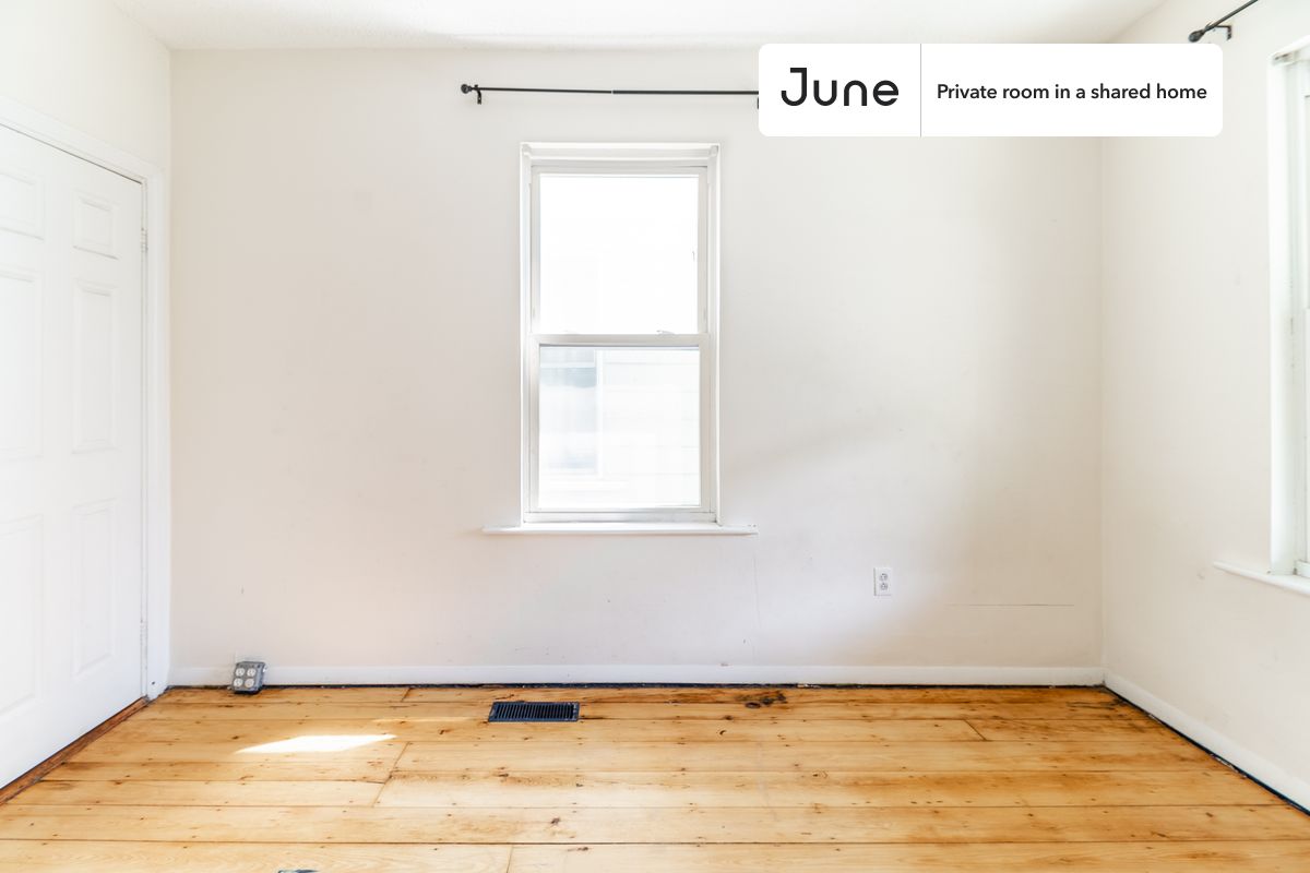 PLEASE NOTE: This is a private room in a shared apartment. You will have your own bedroom and shared common areas (kitchen, bathroom, etc.) with other residents.
Full bedroom in a 2 bedroom / 1 bathroom apartment!
Check out 3D tour now: https://jnhm.es/88O
This Full room in JFK/UMass is available on a 12 month lease or a flexible short term (31 to 364 days) lease. You pick your custom start and end date. Monthly rent rate is determined by furnishing preference, move-in date and move-out date. Speak to a June representative for recommendations on the best stay duration for the lowest rate, and learn more about this home on the June website: https://jnhm.es/5Yy
Amenities of this home: Furnished Common Areas, Wi-Fi - Paid separately (High-Speed), Guarantors Allowed, 32-inch Flat-Screen TV, Laundry - Paid separately (in building), Hardwood Flooring, Microwave, Oven, Refrigerator, also, this unit is conveniently located, several local parks, restaurants and bars are just minutes away.
About June Homes: Welcome to the easiest rental experience of your life. Rent furnished or unfurnished apartments on a 12 month lease or a flexible short term (31 to 364 days). As a resident, you’ll have access to 24/7 support and monthly cleanings of the home’s shared spaces. Sign up now to apply online for your next home with June: https://jnhm.es/sign-roomi
Brokers welcome! Contact us for more details.
Interested? Kindly note that the minimum stay duration would be 31 days.
Use this listing ID when speaking to June team: #1029 B