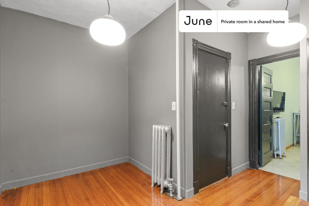 

PLEASE NOTE: This is a private room in a shared apartment. You will have your own bedroom and shared common areas (kitchen, bathroom, etc.) with other residents.

Queen bedroom in a 3 bedroom / 1 bathroom apartment!

Check out 3D tour now:  https://jnhm.es/Rm

This  Queen room in Brookline  is available on a 12 month lease or a flexible short term (31 to 364 days) lease. You pick your custom start and end date. Monthly rent rate is determined by furnishing preference, move-in date and move-out date. Speak to a June representative for recommendations on the best stay duration for the lowest rate, and learn more about this home on the June website:  https://jnhm.es/5xa

Amenities of this home:      Wi-Fi - Paid separately (High-Speed),    Furnished Common Areas,    Dishwasher,       Guarantors Allowed,    Wall-Mounted TV,    Hardwood Flooring,    Microwave,    Oven,    Refrigerator,   also, this unit is conveniently located, several local parks, restaurants and bars are just minutes away.

About June Homes: Welcome to the easiest rental experience of your life. Rent furnished or unfurnished apartments on a 12 month lease or a flexible short term (31 to 364 days). As a resident, you’ll have access to 24/7 support and monthly cleanings of the home’s shared spaces. Sign up now to apply online for your next home with June: https://jnhm.es/sign-roomi

Brokers welcome! Contact us for more details.

Interested? Kindly note that the minimum stay duration would be 31 days. 

Use this listing ID when speaking to June team:  #469 C