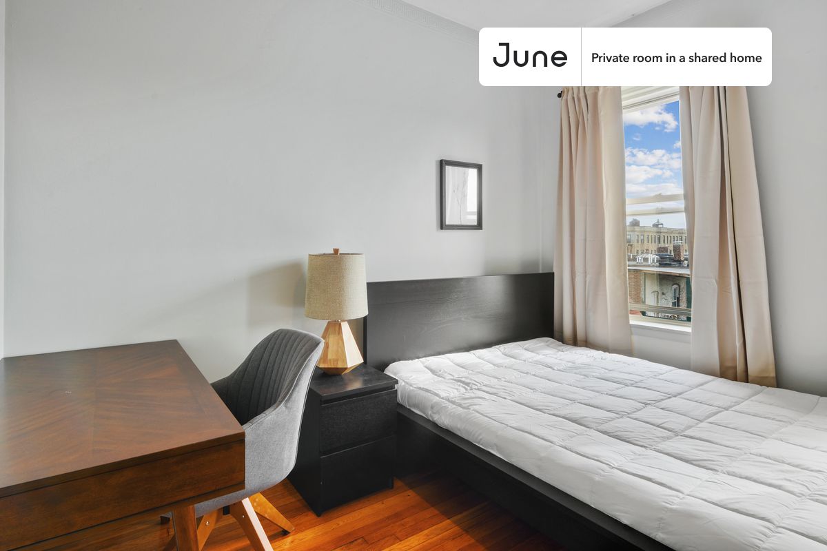 PLEASE NOTE: This is a private room in a shared apartment. You will have your own bedroom and shared common areas (kitchen, bathroom, etc.) with other residents.
Queen bedroom in a 4 bedroom / 1 bathroom apartment!
Check out 3D tour now: https://jnhm.es/V2
This Queen room in Allston is available on a 12 month lease or a flexible short term (31 to 364 days) lease. You pick your custom start and end date. Monthly rent rate is determined by furnishing preference, move-in date and move-out date. Speak to a June representative for recommendations on the best stay duration for the lowest rate, and learn more about this home on the June website: https://jnhm.es/5Ch
Amenities of this home: Furnished Common Areas, Wi-Fi - Paid separately (High-Speed), Guarantors Allowed, 32-inch Flat-Screen TV, Street parking - City permit required, Laundry - Paid separately (in building), Hardwood Flooring, Microwave, Oven, Refrigerator, also, this unit is conveniently located, several local parks, restaurants and bars are just minutes away.
About June Homes: Welcome to the easiest rental experience of your life. Rent furnished or unfurnished apartments on a 12 month lease or a flexible short term (31 to 364 days). As a resident, you’ll have access to 24/7 support and monthly cleanings of the home’s shared spaces. Sign up now to apply online for your next home with June: https://jnhm.es/sign-roomi
Brokers welcome! Contact us for more details.
Interested? Kindly note that the minimum stay duration would be 31 days.
Use this listing ID when speaking to June team: #583 D