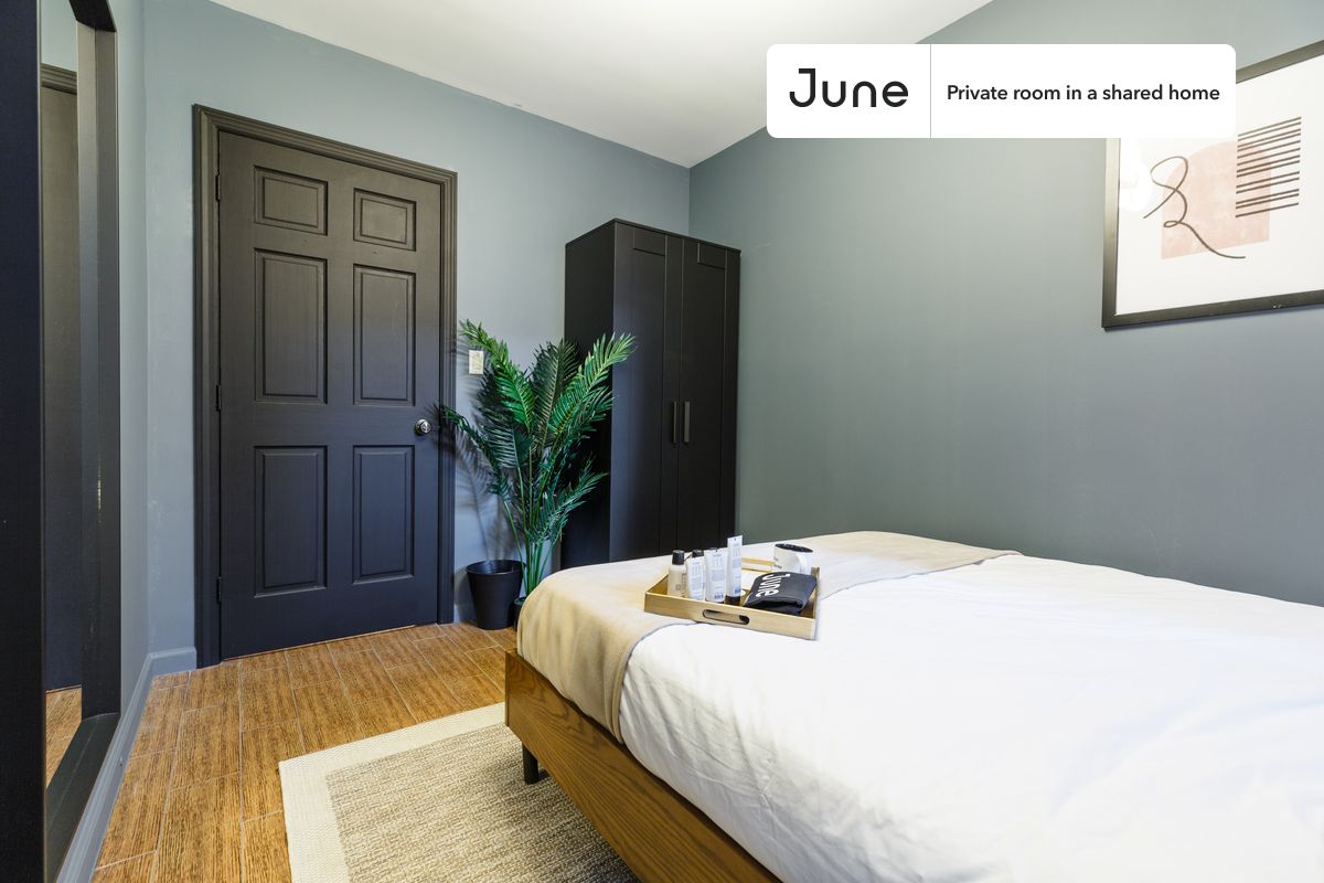 PLEASE NOTE: This is a private room in a shared apartment. You will have your own bedroom and shared common areas (kitchen, bathroom, etc.) with other residents.
Queen bedroom in a 3 bedroom / 1 bathroom apartment!
Check out 3D tour now: https://jnhm.es/Sf
This Queen room in Chinatown is available on a 12 month lease or a flexible short term (31 to 364 days) lease. You pick your custom start and end date. Monthly rent rate is determined by furnishing preference, move-in date and move-out date. Speak to a June representative for recommendations on the best stay duration for the lowest rate, and learn more about this home on the June website: https://jnhm.es/G2
Amenities of this home: Furnished Common Areas, Wi-Fi - Paid separately (High-Speed), Guarantors Allowed, 32-inch Flat-Screen TV, Laundry - Paid separately (in building), Hardwood Flooring, Microwave, Oven, Refrigerator, also, this unit is conveniently located, several local parks, restaurants and bars are just minutes away.
About June Homes: Welcome to the easiest rental experience of your life. Rent furnished or unfurnished apartments on a 12 month lease or a flexible short term (31 to 364 days). As a resident, you’ll have access to 24/7 support and monthly cleanings of the home’s shared spaces. Sign up now to apply online for your next home with June: https://jnhm.es/sign-roomi
Brokers welcome! Contact us for more details.
Interested? Use this listing ID when speaking to June team: #266 B