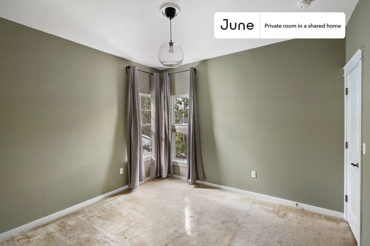 

PLEASE NOTE: This is a private room in a shared apartment. You will have your own bedroom and shared common areas (kitchen, bathroom, etc.) with other residents.

Queen bedroom in a 5 bedroom / 2.5 bathroom apartment!

Check out 3D tour now:  https://jnhm.es/YR

This  Queen room in Cherrywood and Mueller  is available on a 12 month lease or a flexible short term (31 to 364 days) lease. You pick your custom start and end date. Monthly rent rate is determined by furnishing preference, move-in date and move-out date. Speak to a June representative for recommendations on the best stay duration for the lowest rate, and learn more about this home on the June website:  https://jnhm.es/5Qc

Amenities of this home:   Dishwasher,    Furnished Common Areas,    Wi-Fi - Paid separately (High-Speed),    Guarantors Allowed,       32-inch Flat-Screen TV,    Central AC (Common space),       Laundry in building (free),    Enclosed backyard,    Hardwood Flooring,    Microwave,    Oven,    Refrigerator,   also, this unit is conveniently located, several local parks, restaurants and bars are just minutes away.

About June Homes: Welcome to the easiest rental experience of your life. Rent furnished or unfurnished apartments on a 12 month lease or a flexible short term (31 to 364 days). As a resident, you’ll have access to 24/7 support and monthly cleanings of the home’s shared spaces. Sign up now to apply online for your next home with June: https://jnhm.es/sign-roomi

Brokers welcome! Contact us for more details.

Interested? Use this listing ID when speaking to June team:  #879 D