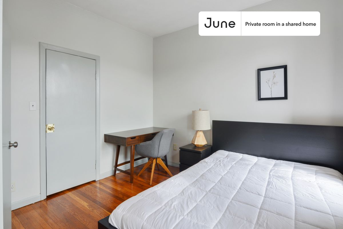 PLEASE NOTE: This is a private room in a shared apartment. You will have your own bedroom and shared common areas (kitchen, bathroom, etc.) with other residents.
Queen bedroom in a 4 bedroom / 1 bathroom apartment!
Check out 3D tour now: https://jnhm.es/V2
This Queen room in Allston is available on a 12 month lease or a flexible short term (31 to 364 days) lease. You pick your custom start and end date. Monthly rent rate is determined by furnishing preference, move-in date and move-out date. Speak to a June representative for recommendations on the best stay duration for the lowest rate, and learn more about this home on the June website: https://jnhm.es/5Ch
Amenities of this home: Furnished Common Areas, Wi-Fi - Paid separately (High-Speed), Guarantors Allowed, 32-inch Flat-Screen TV, Street parking - City permit required, Laundry - Paid separately (in building), Hardwood Flooring, Microwave, Oven, Refrigerator, also, this unit is conveniently located, several local parks, restaurants and bars are just minutes away.
About June Homes: Welcome to the easiest rental experience of your life. Rent furnished or unfurnished apartments on a 12 month lease or a flexible short term (31 to 364 days). As a resident, you’ll have access to 24/7 support and monthly cleanings of the home’s shared spaces. Sign up now to apply online for your next home with June: https://jnhm.es/sign-roomi
Brokers welcome! Contact us for more details.
Interested? Kindly note that the minimum stay duration would be 31 days.
Use this listing ID when speaking to June team: #583 D