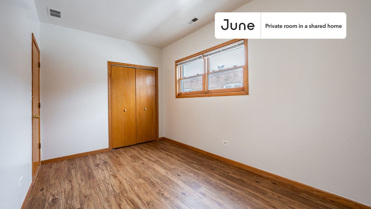

PLEASE NOTE: This is a private room in a shared apartment. You will have your own bedroom and shared common areas (kitchen, bathroom, etc.) with other residents.

Queen bedroom in a 3 bedroom / 2 bathroom apartment!

Check out 3D tour now:  https://jnhm.es/8d2

This  Queen room in Humboldt Park  is available on a 12 month lease or a flexible short term (31 to 364 days) lease. You pick your custom start and end date. Monthly rent rate is determined by furnishing preference, move-in date and move-out date. Speak to a June representative for recommendations on the best stay duration for the lowest rate, and learn more about this home on the June website:  https://jnhm.es/6sZ

Amenities of this home:   Dishwasher,    Furnished Common Areas,    Wi-Fi - Paid separately (High-Speed),    Guarantors Allowed,       Decorative fireplace,    32-inch Flat-Screen TV,    Dining area,    Street parking - City permit required,    Laundry - Paid separately (in building),       Living area,    Hardwood Flooring,    Microwave,    Oven,    Refrigerator,   also, this unit is conveniently located, several local parks, restaurants and bars are just minutes away.

About June Homes: Welcome to the easiest rental experience of your life. Rent furnished or unfurnished apartments on a 12 month lease or a flexible short term (31 to 364 days). As a resident, you’ll have access to 24/7 support and monthly cleanings of the home’s shared spaces. Sign up now to apply online for your next home with June: https://jnhm.es/sign-roomi

Brokers welcome! Contact us for more details.

Interested? Kindly note that the minimum stay duration would be 32 days. 

Use this listing ID when speaking to June team:  #1675 A
