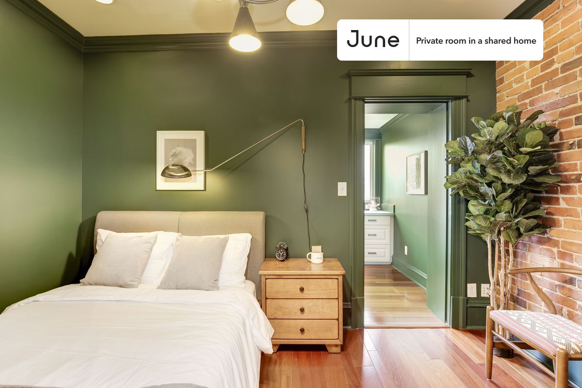 PLEASE NOTE: This is a private room in a shared apartment. You will have your own bedroom and shared common areas (kitchen, bathroom, etc.) with other residents.
Full bedroom in a 4 bedroom / 3 bathroom apartment!
Check out 3D tour now: https://jnhm.es/RY
This Full room in H Street is available on a 12 month lease or a flexible short term (31 to 364 days) lease. You pick your custom start and end date. Monthly rent rate is determined by furnishing preference, move-in date and move-out date. Speak to a June representative for recommendations on the best stay duration for the lowest rate, and learn more about this home on the June website: https://jnhm.es/zk
Amenities of this home: Dishwasher, Furnished Common Areas, Wi-Fi - Paid separately (High-Speed), Guarantors Allowed, 32-inch Flat-Screen TV, Dine in kitchen, Central AC (Common space), Laundry - Paid separately (in building), Hardwood Flooring, Microwave, Oven, Refrigerator, also, this unit is conveniently located, several local parks, restaurants and bars are just minutes away.
About June Homes: Welcome to the easiest rental experience of your life. Rent furnished or unfurnished apartments on a 12 month lease or a flexible short term (31 to 364 days). As a resident, you’ll have access to 24/7 support and monthly cleanings of the home’s shared spaces. Sign up now to apply online for your next home with June: https://jnhm.es/sign-roomi
Brokers welcome! Contact us for more details.
Interested? Kindly note that the minimum stay duration would be 31 days.
Use this listing ID when speaking to June team: #178 D
