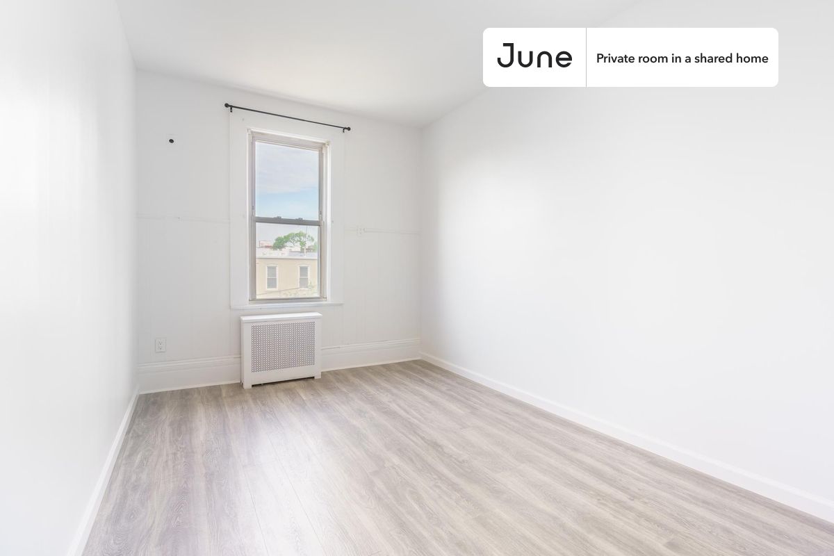 

PLEASE NOTE: This is a private room in a shared apartment. You will have your own bedroom and shared common areas (kitchen, bathroom, etc.) with other residents.

Full bedroom in a 4 bedroom / 1 bathroom apartment!

Check out 3D tour now:  https://jnhm.es/84R

This  Full room in Astoria  is available on a 12 month lease or a flexible short term (31 to 364 days) lease. You pick your custom start and end date. Monthly rent rate is determined by furnishing preference, move-in date and move-out date. Speak to a June representative for recommendations on the best stay duration for the lowest rate, and learn more about this home on the June website:  https://jnhm.es/69L

Amenities of this home:   Furnished Common Areas,    Wi-Fi - Paid separately (High-Speed),    Guarantors Allowed,       32-inch Flat-Screen TV,       Hardwood Flooring,    Microwave,    Oven,    Refrigerator,   also, this unit is conveniently located, several local parks, restaurants and bars are just minutes away.

About June Homes: Welcome to the easiest rental experience of your life. Rent furnished or unfurnished apartments on a 12 month lease or a flexible short term (31 to 364 days). As a resident, you’ll have access to 24/7 support and monthly cleanings of the home’s shared spaces. Sign up now to apply online for your next home with June: https://jnhm.es/sign-roomi

Brokers welcome! Contact us for more details.

Interested? Use this listing ID when speaking to June team:  #1266 A