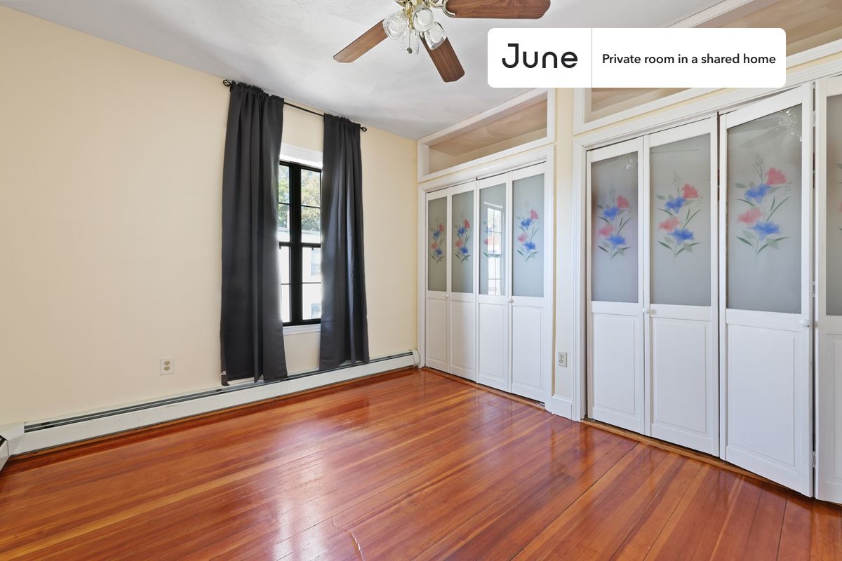 

PLEASE NOTE: This is a private room in a shared apartment. You will have your own bedroom and shared common areas (kitchen, bathroom, etc.) with other residents.

Full bedroom in a 4 bedroom / 1 bathroom apartment!

Check out 3D tour now:  https://jnhm.es/VK

This  Full room in Dorchester - Fields Corner West  is available on a 12 month lease or a flexible short term (31 to 364 days) lease. You pick your custom start and end date. Monthly rent rate is determined by furnishing preference, move-in date and move-out date. Speak to a June representative for recommendations on the best stay duration for the lowest rate, and learn more about this home on the June website:  https://jnhm.es/5IA

Amenities of this home:   Furnished Common Areas,    Wi-Fi - Paid separately (High-Speed),    Guarantors Allowed,       32-inch Flat-Screen TV,       Street parking - City permit required,    Back porch,    Balcony,    Hardwood Flooring,    Microwave,    Oven,    Refrigerator,   also, this unit is conveniently located, several local parks, restaurants and bars are just minutes away.

About June Homes: Welcome to the easiest rental experience of your life. Rent furnished or unfurnished apartments on a 12 month lease or a flexible short term (31 to 364 days). As a resident, you’ll have access to 24/7 support and monthly cleanings of the home’s shared spaces. Sign up now to apply online for your next home with June: https://jnhm.es/sign-roomi

Brokers welcome! Contact us for more details.

Interested? Kindly note that the minimum stay duration would be 31 days. 

Use this listing ID when speaking to June team:  #723 B