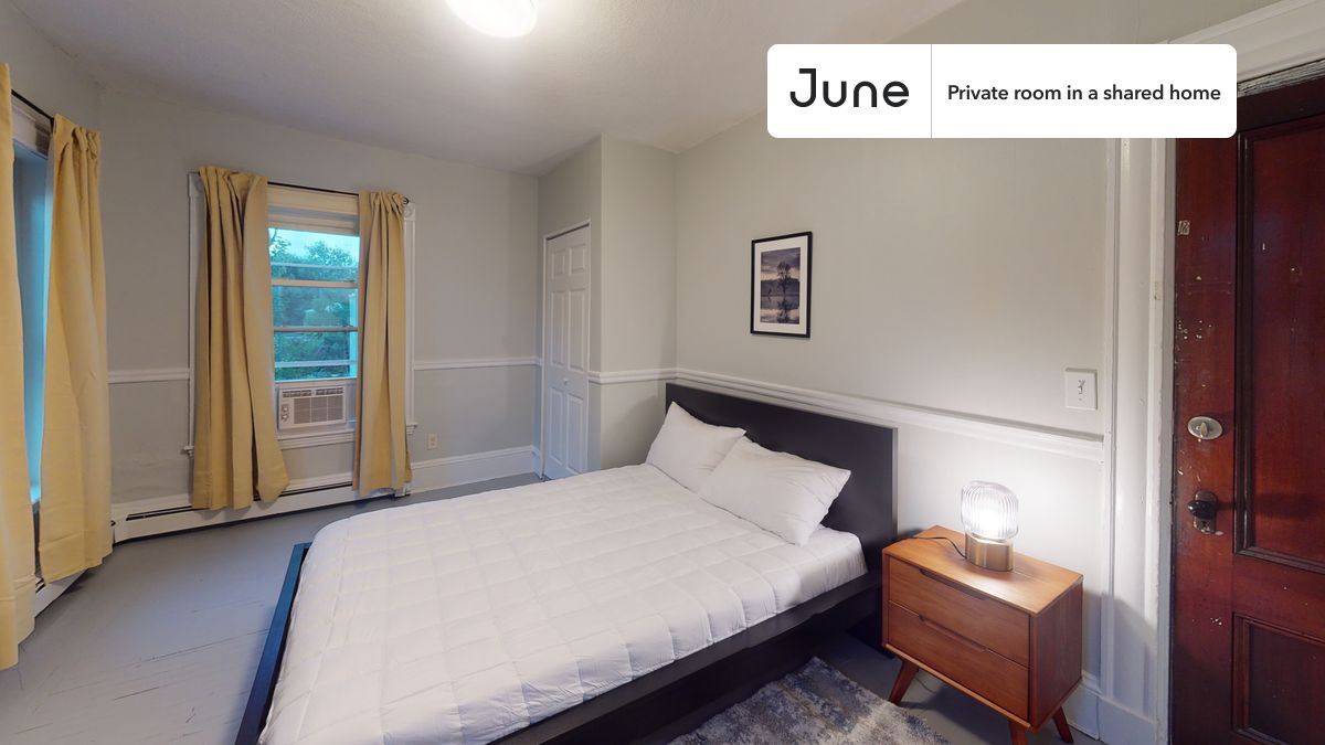 PLEASE NOTE: This is a private room in a shared apartment. You will have your own bedroom and shared common areas (kitchen, bathroom, etc.) with other residents.
Queen bedroom in a 4 bedroom / 2 bathroom apartment!
Check out 3D tour now: https://jnhm.es/TA
This Queen room in Allston is available on a 12 month lease or a flexible short term (31 to 364 days) lease. You pick your custom start and end date. Monthly rent rate is determined by furnishing preference, move-in date and move-out date. Speak to a June representative for recommendations on the best stay duration for the lowest rate, and learn more about this home on the June website: https://jnhm.es/5ys
Amenities of this home: Furnished Common Areas, Wi-Fi - Paid separately (High-Speed), Guarantors Allowed, Street parking - City permit required, Laundry - Paid separately (in building), Wall-Mounted TV, Hardwood Flooring, Microwave, Oven, Refrigerator, also, this unit is conveniently located, several local parks, restaurants and bars are just minutes away.
About June Homes: Welcome to the easiest rental experience of your life. Rent furnished or unfurnished apartments on a 12 month lease or a flexible short term (31 to 364 days). As a resident, you’ll have access to 24/7 support and monthly cleanings of the home’s shared spaces. Sign up now to apply online for your next home with June: https://jnhm.es/sign-roomi
Brokers welcome! Contact us for more details.
Interested? Kindly note that the minimum stay duration would be 31 days.
Use this listing ID when speaking to June team: #502 D