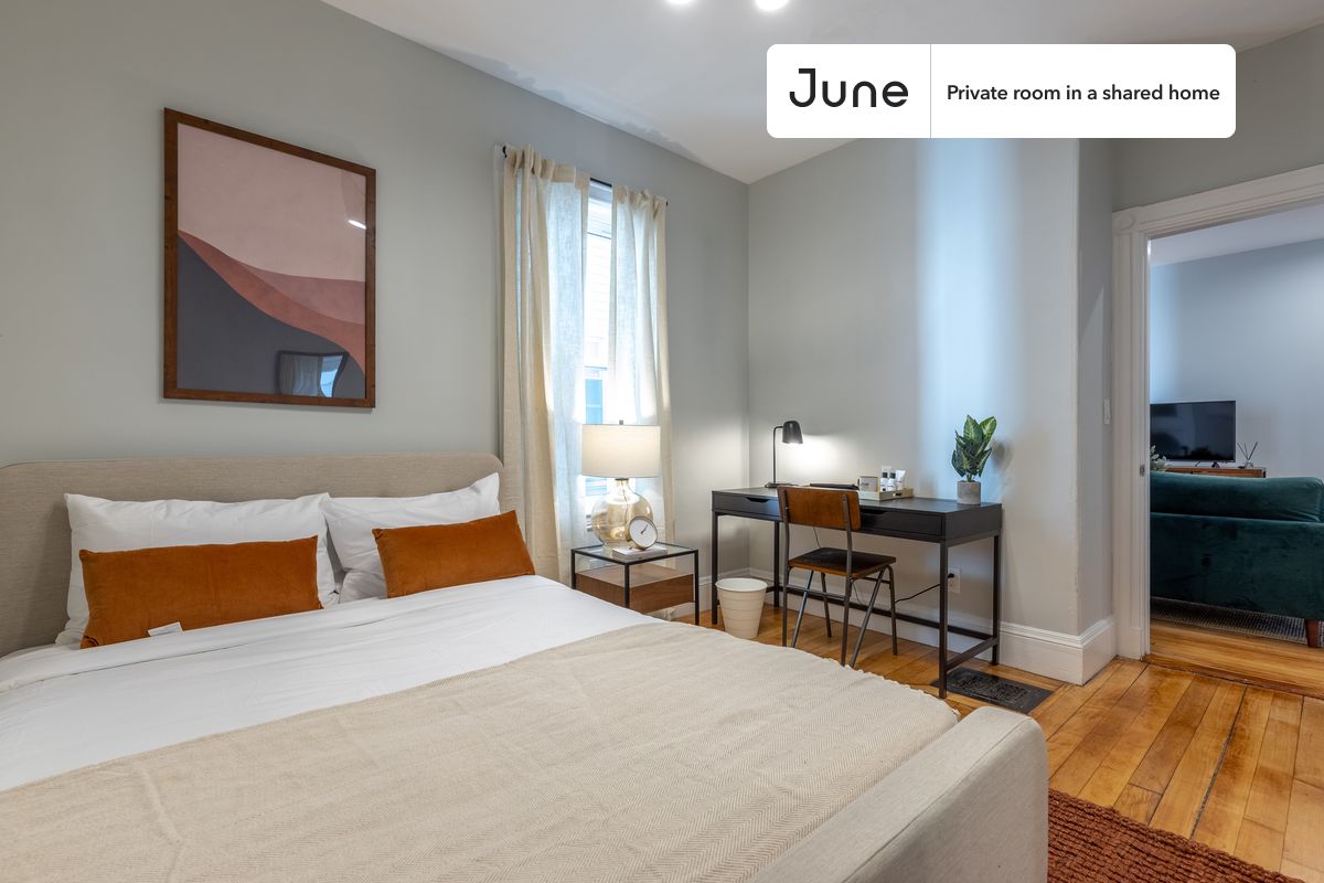 

PLEASE NOTE: This is a private room in a shared apartment. You will have your own bedroom and shared common areas (kitchen, bathroom, etc.) with other residents.

Queen bedroom in a 4 bedroom / 2 bathroom apartment!

Check out 3D tour now:  https://jnhm.es/6i

This  Queen room in Savin Hill  is available on a 12 month lease or a flexible short term (31 to 364 days) lease. You pick your custom start and end date. Monthly rent rate is determined by furnishing preference, move-in date and move-out date. Speak to a June representative for recommendations on the best stay duration for the lowest rate, and learn more about this home on the June website:  https://jnhm.es/Jx

Amenities of this home:   Dishwasher,    Patio,    Furnished Common Areas,    Wi-Fi - Paid separately (High-Speed),    Guarantors Allowed,       32-inch Flat-Screen TV,    Dine in kitchen,       Street parking - City permit required,    Laundry in home (free),    Smart lock,    Hardwood Flooring,    Microwave,    Oven,    Refrigerator,   also, this unit is conveniently located, several local parks, restaurants and bars are just minutes away.

About June Homes: Welcome to the easiest rental experience of your life. Rent furnished or unfurnished apartments on a 12 month lease or a flexible short term (31 to 364 days). As a resident, you’ll have access to 24/7 support and monthly cleanings of the home’s shared spaces. Sign up now to apply online for your next home with June: https://jnhm.es/sign-roomi

Brokers welcome! Contact us for more details.

Interested? Kindly note that the minimum stay duration would be 31 days. 

Use this listing ID when speaking to June team:  #329 A