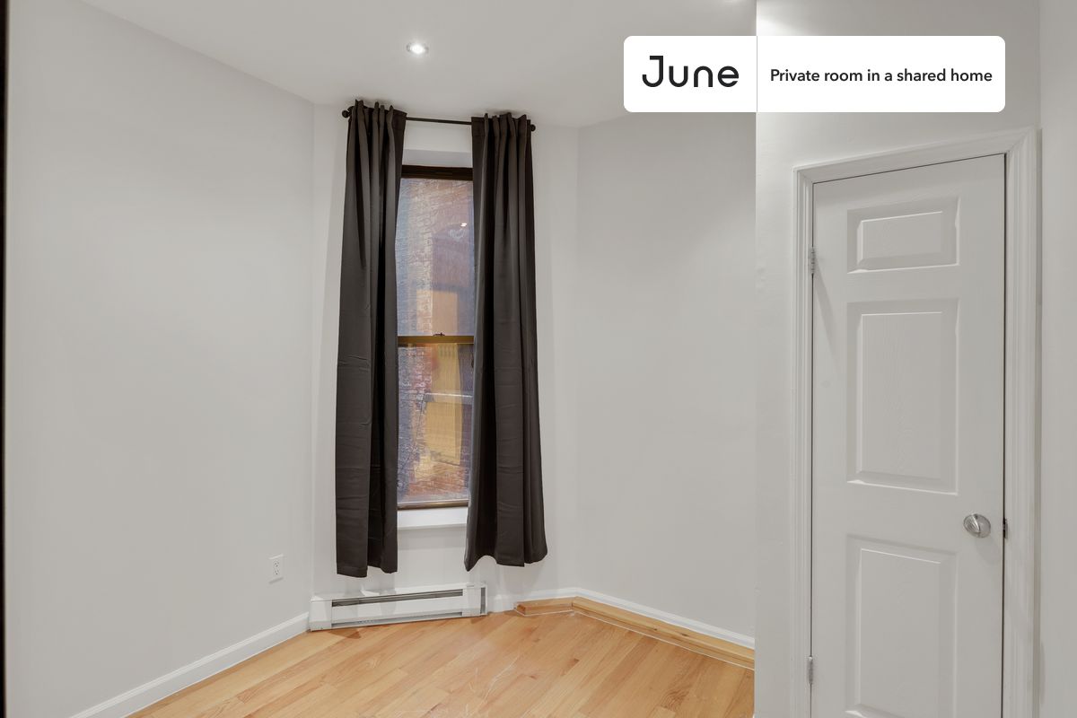 

PLEASE NOTE: This is a private room in a shared apartment. You will have your own bedroom and shared common areas (kitchen, bathroom, etc.) with other residents.

Twin bedroom in a 4 bedroom / 2 bathroom apartment!

Check out 3D tour now:  https://jnhm.es/XK

This  Twin room in South Harlem  is available on a 12 month lease or a flexible short term (31 to 364 days) lease. You pick your custom start and end date. Monthly rent rate is determined by furnishing preference, move-in date and move-out date. Speak to a June representative for recommendations on the best stay duration for the lowest rate, and learn more about this home on the June website:  https://jnhm.es/5LD

Amenities of this home:   Guarantors Allowed,          Street parking - City permit required,    Laundry in home (free),    Dishwasher,    Furnished Common Areas,    Wi-Fi - Paid separately (High-Speed),    Wall-Mounted TV,    Hardwood Flooring,    Microwave,    Oven,    Refrigerator,   also, this unit is conveniently located, several local parks, restaurants and bars are just minutes away.

About June Homes: Welcome to the easiest rental experience of your life. Rent furnished or unfurnished apartments on a 12 month lease or a flexible short term (31 to 364 days). As a resident, you’ll have access to 24/7 support and monthly cleanings of the home’s shared spaces. Sign up now to apply online for your next home with June: https://jnhm.es/sign-roomi

Brokers welcome! Contact us for more details.

Interested? Use this listing ID when speaking to June team:  #787 D