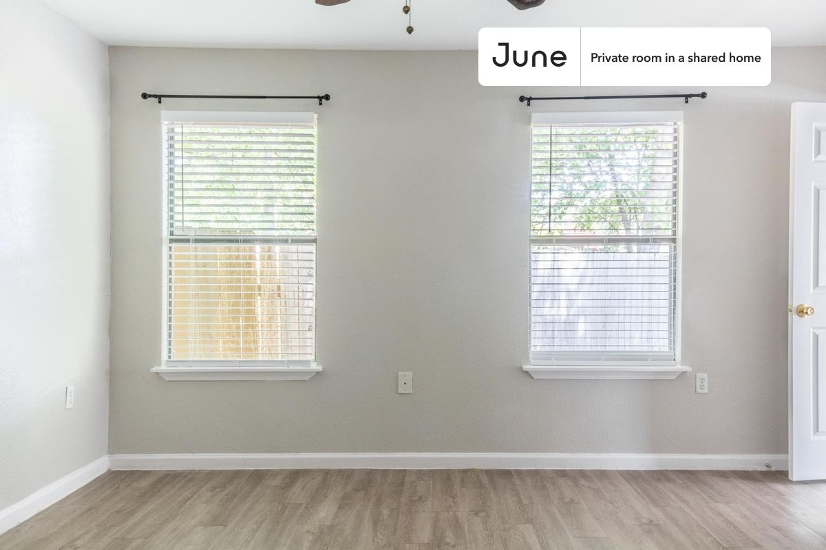 

PLEASE NOTE: This is a private room in a shared apartment. You will have your own bedroom and shared common areas (kitchen, bathroom, etc.) with other residents.

Queen bedroom in a 3 bedroom / 2 bathroom apartment!

Check out 3D tour now:  https://jnhm.es/87z

This  Queen room in Franklin Park  is available on a 12 month lease or a flexible short term (31 to 364 days) lease. You pick your custom start and end date. Monthly rent rate is determined by furnishing preference, move-in date and move-out date. Speak to a June representative for recommendations on the best stay duration for the lowest rate, and learn more about this home on the June website:  https://jnhm.es/6go

Amenities of this home:   Street parking - City permit required,       Dishwasher,    Furnished Common Areas,    Wi-Fi - Paid separately (High-Speed),    Outdoor space,    Guarantors Allowed,       32-inch Flat-Screen TV,    Dining area,    Laundry in home (free),    Hardwood Flooring,    Microwave,    Oven,    Refrigerator,   also, this unit is conveniently located, several local parks, restaurants and bars are just minutes away.

About June Homes: Welcome to the easiest rental experience of your life. Rent furnished or unfurnished apartments on a 12 month lease or a flexible short term (31 to 364 days). As a resident, you’ll have access to 24/7 support and monthly cleanings of the home’s shared spaces. Sign up now to apply online for your next home with June: https://jnhm.es/sign-roomi

Brokers welcome! Contact us for more details.

Interested? Use this listing ID when speaking to June team:  #1406 A