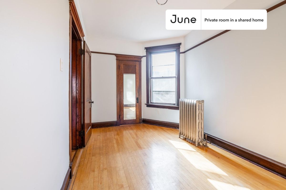 

PLEASE NOTE: This is a private room in a shared apartment. You will have your own bedroom and shared common areas (kitchen, bathroom, etc.) with other residents.

Full bedroom in a 3 bedroom / 1 bathroom apartment!

Check out 3D tour now:  https://jnhm.es/8bV

This  Full room in Uptown  is available on a 12 month lease or a flexible short term (31 to 364 days) lease. You pick your custom start and end date. Monthly rent rate is determined by furnishing preference, move-in date and move-out date. Speak to a June representative for recommendations on the best stay duration for the lowest rate, and learn more about this home on the June website:  https://jnhm.es/6ps

Amenities of this home:   Furnished Common Areas,    Wi-Fi - Paid separately (High-Speed),    Guarantors Allowed,       32-inch Flat-Screen TV,    Dining area,       Street parking - City permit required,    Living area,    Hardwood Flooring,    Microwave,    Oven,    Refrigerator,    garage parking (paid),   also, this unit is conveniently located, several local parks, restaurants and bars are just minutes away.

About June Homes: Welcome to the easiest rental experience of your life. Rent furnished or unfurnished apartments on a 12 month lease or a flexible short term (31 to 364 days). As a resident, you’ll have access to 24/7 support and monthly cleanings of the home’s shared spaces. Sign up now to apply online for your next home with June: https://jnhm.es/sign-roomi

Brokers welcome! Contact us for more details.

Interested? Kindly note that the minimum stay duration would be 32 days. 

Use this listing ID when speaking to June team:  #1608 B