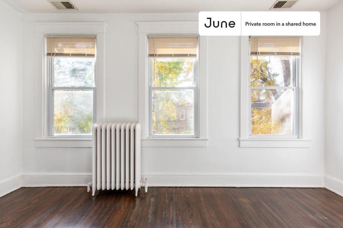 PLEASE NOTE: This is a private room in a shared apartment. You will have your own bedroom and shared common areas (kitchen, bathroom, etc.) with other residents.
Full bedroom in a 3 bedroom / 2 bathroom apartment!
Check out 3D tour now: https://jnhm.es/8ca
This Full room in Near NorthEast is available on a 12 month lease or a flexible short term (31 to 364 days) lease. You pick your custom start and end date. Monthly rent rate is determined by furnishing preference, move-in date and move-out date. Speak to a June representative for recommendations on the best stay duration for the lowest rate, and learn more about this home on the June website: https://jnhm.es/6qO
Amenities of this home: 32-inch Flat-Screen TV, Guarantors Allowed, Wi-Fi - Paid separately (High-Speed), Furnished Common Areas, Dishwasher, Laundry in home (free), Street parking - City permit required, Living area, Hardwood Flooring, Microwave, Oven, Refrigerator, also, this unit is conveniently located, several local parks, restaurants and bars are just minutes away.
About June Homes: Welcome to the easiest rental experience of your life. Rent furnished or unfurnished apartments on a 12 month lease or a flexible short term (31 to 364 days). As a resident, you’ll have access to 24/7 support and monthly cleanings of the home’s shared spaces. Sign up now to apply online for your next home with June: https://jnhm.es/sign-roomi
Brokers welcome! Contact us for more details.
Interested? Kindly note that the minimum stay duration would be 31 days.
Use this listing ID when speaking to June team: #1636 C