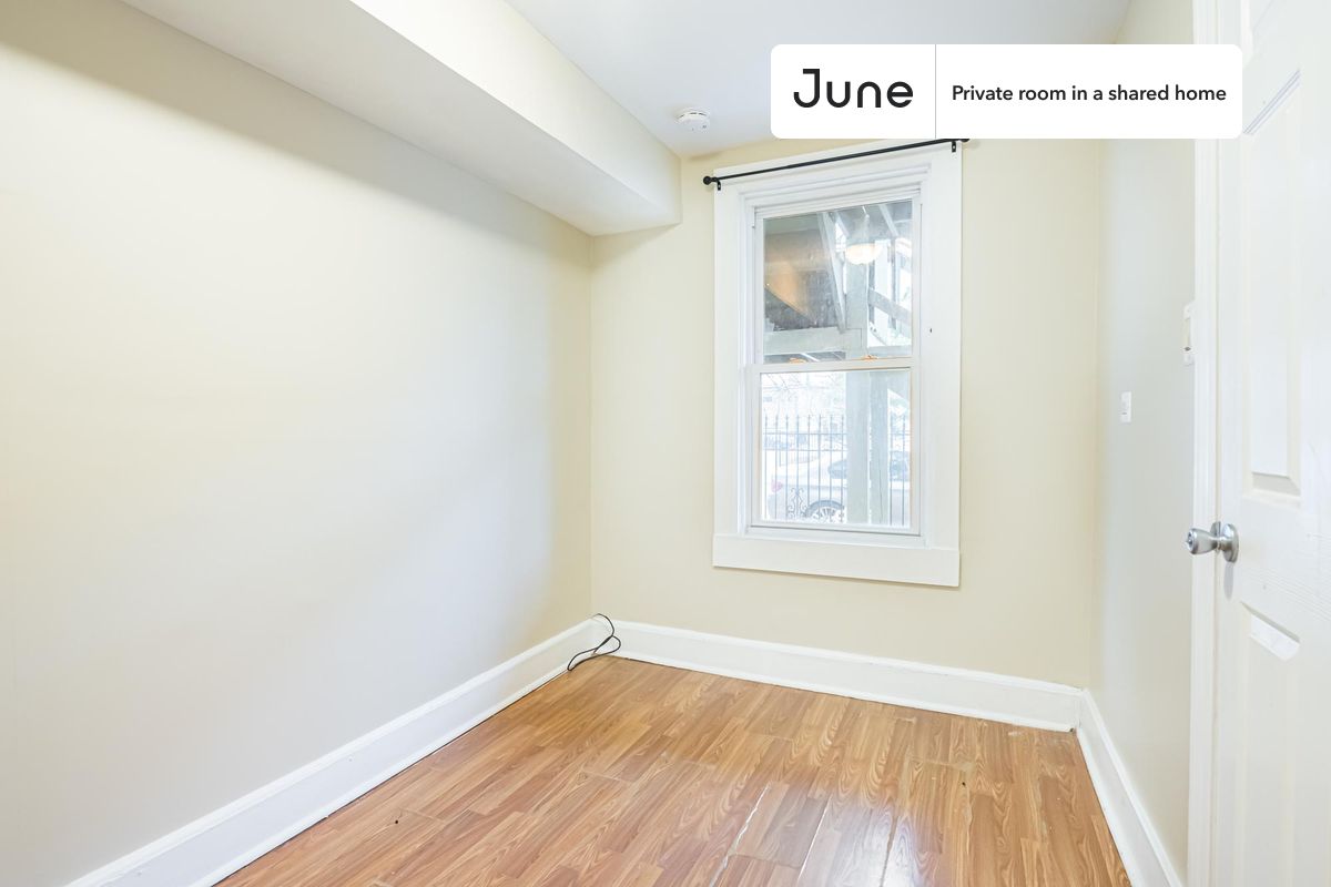 

PLEASE NOTE: This is a private room in a shared apartment. You will have your own bedroom and shared common areas (kitchen, bathroom, etc.) with other residents.

Full bedroom in a 3 bedroom / 1 bathroom apartment!

Check out 3D tour now:  https://jnhm.es/89L

This  Full room in West Town  is available on a 12 month lease or a flexible short term (31 to 364 days) lease. You pick your custom start and end date. Monthly rent rate is determined by furnishing preference, move-in date and move-out date. Speak to a June representative for recommendations on the best stay duration for the lowest rate, and learn more about this home on the June website:  https://jnhm.es/6iQ

Amenities of this home:   Furnished Common Areas,    Wi-Fi - Paid separately (High-Speed),    Guarantors Allowed,       32-inch Flat-Screen TV,    Dine in kitchen,    Street parking - City permit required,    Laundry - Paid separately (in building),       Living area,    Hardwood Flooring,    Microwave,    Oven,    Refrigerator,   also, this unit is conveniently located, several local parks, restaurants and bars are just minutes away.

About June Homes: Welcome to the easiest rental experience of your life. Rent furnished or unfurnished apartments on a 12 month lease or a flexible short term (31 to 364 days). As a resident, you’ll have access to 24/7 support and monthly cleanings of the home’s shared spaces. Sign up now to apply online for your next home with June: https://jnhm.es/sign-roomi

Brokers welcome! Contact us for more details.

Interested? Kindly note that the minimum stay duration would be 32 days. 

Use this listing ID when speaking to June team:  #1468 A