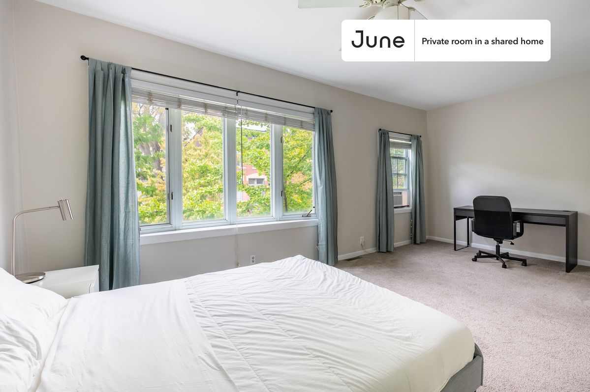 

PLEASE NOTE: This is a private room in a shared apartment. You will have your own bedroom and shared common areas (kitchen, bathroom, etc.) with other residents.

Queen bedroom in a 5 bedroom / 3 bathroom apartment!

Check out 3D tour now:  https://jnhm.es/8bF

This  Queen room in Wicker Park  is available on a 12 month lease or a flexible short term (31 to 364 days) lease. You pick your custom start and end date. Monthly rent rate is determined by furnishing preference, move-in date and move-out date. Speak to a June representative for recommendations on the best stay duration for the lowest rate, and learn more about this home on the June website:  https://jnhm.es/6oX

Amenities of this home:   Furnished Common Areas,    Wi-Fi - Paid separately (High-Speed),    Outdoor space,    Guarantors Allowed,       32-inch Flat-Screen TV,    Dine in kitchen,    Street parking - City permit required,    Laundry in home (free),       Living area,    Hardwood Flooring,    Microwave,    Oven,    Refrigerator,    garage parking (paid),   also, this unit is conveniently located, several local parks, restaurants and bars are just minutes away.

About June Homes: Welcome to the easiest rental experience of your life. Rent furnished or unfurnished apartments on a 12 month lease or a flexible short term (31 to 364 days). As a resident, you’ll have access to 24/7 support and monthly cleanings of the home’s shared spaces. Sign up now to apply online for your next home with June: https://jnhm.es/sign-roomi

Brokers welcome! Contact us for more details.

Interested? Kindly note that the minimum stay duration would be 32 days. 

Use this listing ID when speaking to June team:  #1600 C