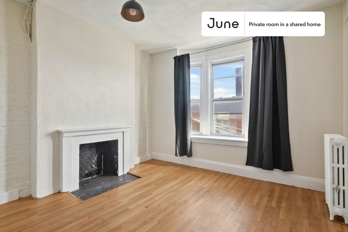 

PLEASE NOTE: This is a private room in a shared apartment. You will have your own bedroom and shared common areas (kitchen, bathroom, etc.) with other residents.

Full bedroom in a 4 bedroom / 1 bathroom apartment!

Check out 3D tour now:  https://jnhm.es/Rj

This  Full room in Allston  is available on a 12 month lease or a flexible short term (31 to 364 days) lease. You pick your custom start and end date. Monthly rent rate is determined by furnishing preference, move-in date and move-out date. Speak to a June representative for recommendations on the best stay duration for the lowest rate, and learn more about this home on the June website:  https://jnhm.es/5wB

Amenities of this home:   Dishwasher,    Furnished Common Areas,    Wi-Fi - Paid separately (High-Speed),    Guarantors Allowed,          Laundry - Paid separately (in building),    Smart lock,    Wall-Mounted TV,    Hardwood Flooring,    Microwave,    Oven,    Refrigerator,   also, this unit is conveniently located, several local parks, restaurants and bars are just minutes away.

About June Homes: Welcome to the easiest rental experience of your life. Rent furnished or unfurnished apartments on a 12 month lease or a flexible short term (31 to 364 days). As a resident, you’ll have access to 24/7 support and monthly cleanings of the home’s shared spaces. Sign up now to apply online for your next home with June: https://jnhm.es/sign-roomi

Brokers welcome! Contact us for more details.

Interested? Kindly note that the minimum stay duration would be 31 days. 

Use this listing ID when speaking to June team:  #458 C