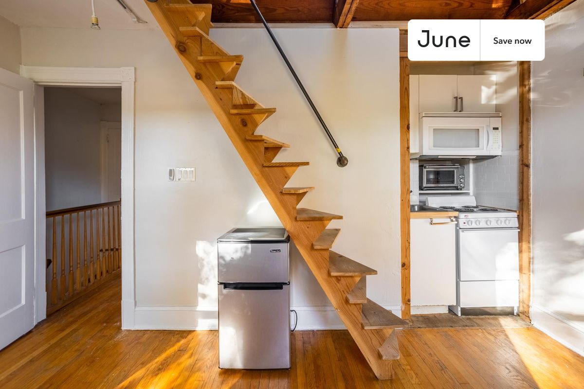 Studio in Columbia Heights on flexible lease terms.
Check out 3D tour now: https://jnhm.es/8bJ
This studio is available on a 12 month lease or a flexible short term (31 to 364 days) lease. You pick your custom start and end date. Monthly rent rate is determined by furnishing preference, move-in date and move-out date. Speak to a June representative for recommendations on the best stay duration for the lowest rate, and learn more about this home on the June website: https://jnhm.es/6ov
Amenities of this home: Wi-Fi - Paid separately (High-Speed), Guarantors Allowed, Couple-Friendly, Street parking - City permit required, AC (Common space), Laundry in building (free), Hardwood Flooring, Microwave, Oven, Refrigerator, also, this unit is conveniently located, several local parks, restaurants and bars are just minutes away.
About June Homes: Welcome to the easiest rental experience of your life. Rent furnished or unfurnished apartments on a 12 month lease or a flexible short term (31 to 364 days). As a resident, you’ll have access to 24/7 support and monthly cleanings of the home’s shared spaces. Sign up now to apply online for your next home with June: https://jnhm.es/sign-roomi
Brokers welcome! Contact us for more details.
Interested? Kindly note that the minimum stay duration would be 31 days.
Use this listing ID when speaking to June team: #1591