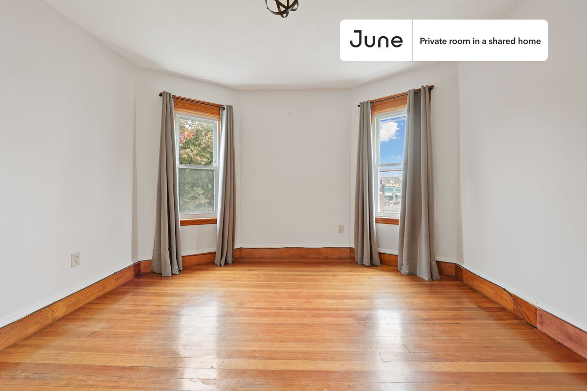 

PLEASE NOTE: This is a private room in a shared apartment. You will have your own bedroom and shared common areas (kitchen, bathroom, etc.) with other residents.

Queen bedroom in a 4 bedroom / 1 bathroom apartment!

Check out 3D tour now:  https://jnhm.es/X9

This  Queen room in Dorchester Center  is available on a 12 month lease or a flexible short term (31 to 364 days) lease. You pick your custom start and end date. Monthly rent rate is determined by furnishing preference, move-in date and move-out date. Speak to a June representative for recommendations on the best stay duration for the lowest rate, and learn more about this home on the June website:  https://jnhm.es/5KK

Amenities of this home:   Furnished Common Areas,    Wi-Fi - Paid separately (High-Speed),    Guarantors Allowed,       32-inch Flat-Screen TV,       Street parking - City permit required,    Laundry in building (free),    Balcony,    Hardwood Flooring,    Microwave,    Oven,    Refrigerator,   also, this unit is conveniently located, several local parks, restaurants and bars are just minutes away.

About June Homes: Welcome to the easiest rental experience of your life. Rent furnished or unfurnished apartments on a 12 month lease or a flexible short term (31 to 364 days). As a resident, you’ll have access to 24/7 support and monthly cleanings of the home’s shared spaces. Sign up now to apply online for your next home with June: https://jnhm.es/sign-roomi

Brokers welcome! Contact us for more details.

Interested? Kindly note that the minimum stay duration would be 31 days. 

Use this listing ID when speaking to June team:  #767 A