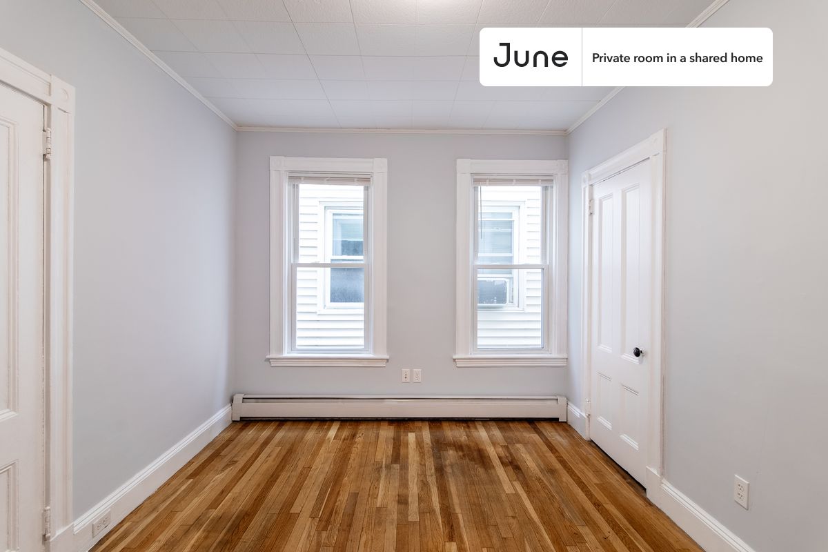 

PLEASE NOTE: This is a private room in a shared apartment. You will have your own bedroom and shared common areas (kitchen, bathroom, etc.) with other residents.

Queen bedroom in a 3 bedroom / 1 bathroom apartment!

Check out 3D tour now:  https://jnhm.es/8ez

This  Queen room in East Cambridge  is available on a 12 month lease or a flexible short term (31 to 364 days) lease. You pick your custom start and end date. Monthly rent rate is determined by furnishing preference, move-in date and move-out date. Speak to a June representative for recommendations on the best stay duration for the lowest rate, and learn more about this home on the June website:  https://jnhm.es/6wn

Amenities of this home:   Furnished Common Areas,    Wi-Fi - Paid separately (High-Speed),    Guarantors Allowed,       Dine in kitchen,    Laundry - Paid separately (in building),    Balcony,    Wall-Mounted TV,    Hardwood Flooring,    Microwave,    Oven,    Refrigerator,    Heating | Baseboard Gas heating,   also, this unit is conveniently located, several local parks, restaurants and bars are just minutes away.

About June Homes: Welcome to the easiest rental experience of your life. Rent furnished or unfurnished apartments on a 12 month lease or a flexible short term (31 to 364 days). As a resident, you’ll have access to 24/7 support and monthly cleanings of the home’s shared spaces. Sign up now to apply online for your next home with June: https://jnhm.es/sign-roomi

Brokers welcome! Contact us for more details.

Interested? Kindly note that the minimum stay duration would be 31 days. 

Use this listing ID when speaking to June team:  #1743 B