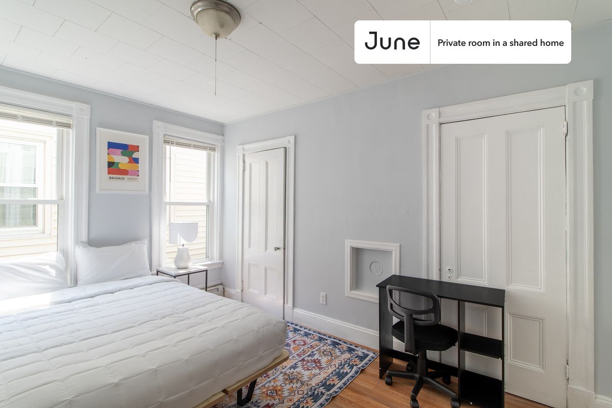 

PLEASE NOTE: This is a private room in a shared apartment. You will have your own bedroom and shared common areas (kitchen, bathroom, etc.) with other residents.

Queen bedroom in a 3 bedroom / 1 bathroom apartment!

Check out 3D tour now:  https://jnhm.es/8ey

This  Queen room in East Cambridge  is available on a 12 month lease or a flexible short term (31 to 364 days) lease. You pick your custom start and end date. Monthly rent rate is determined by furnishing preference, move-in date and move-out date. Speak to a June representative for recommendations on the best stay duration for the lowest rate, and learn more about this home on the June website:  https://jnhm.es/6wq

Amenities of this home:   Furnished Common Areas,    Wi-Fi - Paid separately (High-Speed),    Guarantors Allowed,       32-inch Flat-Screen TV,    Dine in kitchen,    Laundry - Paid separately (in building),    Balcony,    Hardwood Flooring,    Oven,    Refrigerator,    Heating | Baseboard Gas heating,   also, this unit is conveniently located, several local parks, restaurants and bars are just minutes away.

About June Homes: Welcome to the easiest rental experience of your life. Rent furnished or unfurnished apartments on a 12 month lease or a flexible short term (31 to 364 days). As a resident, you’ll have access to 24/7 support and monthly cleanings of the home’s shared spaces. Sign up now to apply online for your next home with June: https://jnhm.es/sign-roomi

Brokers welcome! Contact us for more details.

Interested? Kindly note that the minimum stay duration would be 31 days. 

Use this listing ID when speaking to June team:  #1744 B
