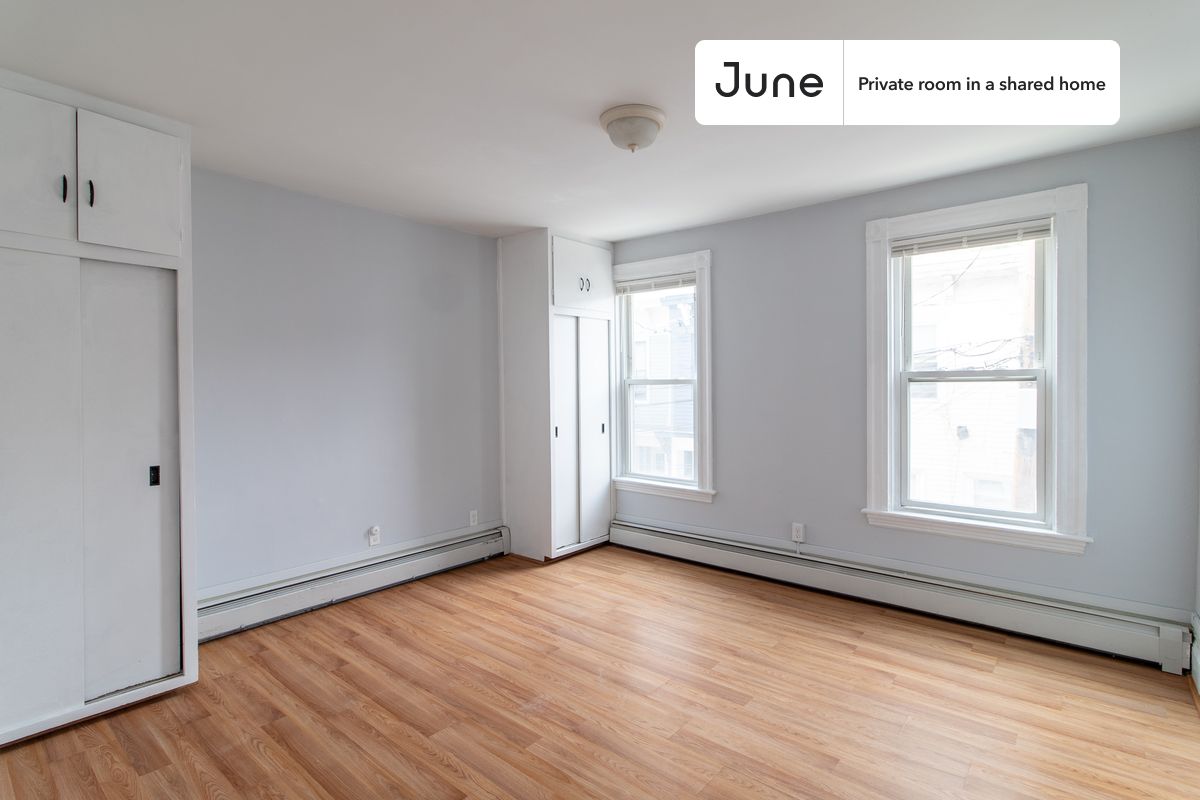 

PLEASE NOTE: This is a private room in a shared apartment. You will have your own bedroom and shared common areas (kitchen, bathroom, etc.) with other residents.

Queen bedroom in a 3 bedroom / 1 bathroom apartment!

Check out 3D tour now:  https://jnhm.es/8ey

This  Queen room in East Cambridge  is available on a 12 month lease or a flexible short term (31 to 364 days) lease. You pick your custom start and end date. Monthly rent rate is determined by furnishing preference, move-in date and move-out date. Speak to a June representative for recommendations on the best stay duration for the lowest rate, and learn more about this home on the June website:  https://jnhm.es/6wp

Amenities of this home:   Furnished Common Areas,    Wi-Fi - Paid separately (High-Speed),    Guarantors Allowed,       32-inch Flat-Screen TV,    Dine in kitchen,    Laundry - Paid separately (in building),    Balcony,    Hardwood Flooring,    Oven,    Refrigerator,    Heating | Baseboard Gas heating,   also, this unit is conveniently located, several local parks, restaurants and bars are just minutes away.

About June Homes: Welcome to the easiest rental experience of your life. Rent furnished or unfurnished apartments on a 12 month lease or a flexible short term (31 to 364 days). As a resident, you’ll have access to 24/7 support and monthly cleanings of the home’s shared spaces. Sign up now to apply online for your next home with June: https://jnhm.es/sign-roomi

Brokers welcome! Contact us for more details.

Interested? Kindly note that the minimum stay duration would be 31 days. 

Use this listing ID when speaking to June team:  #1744 A
