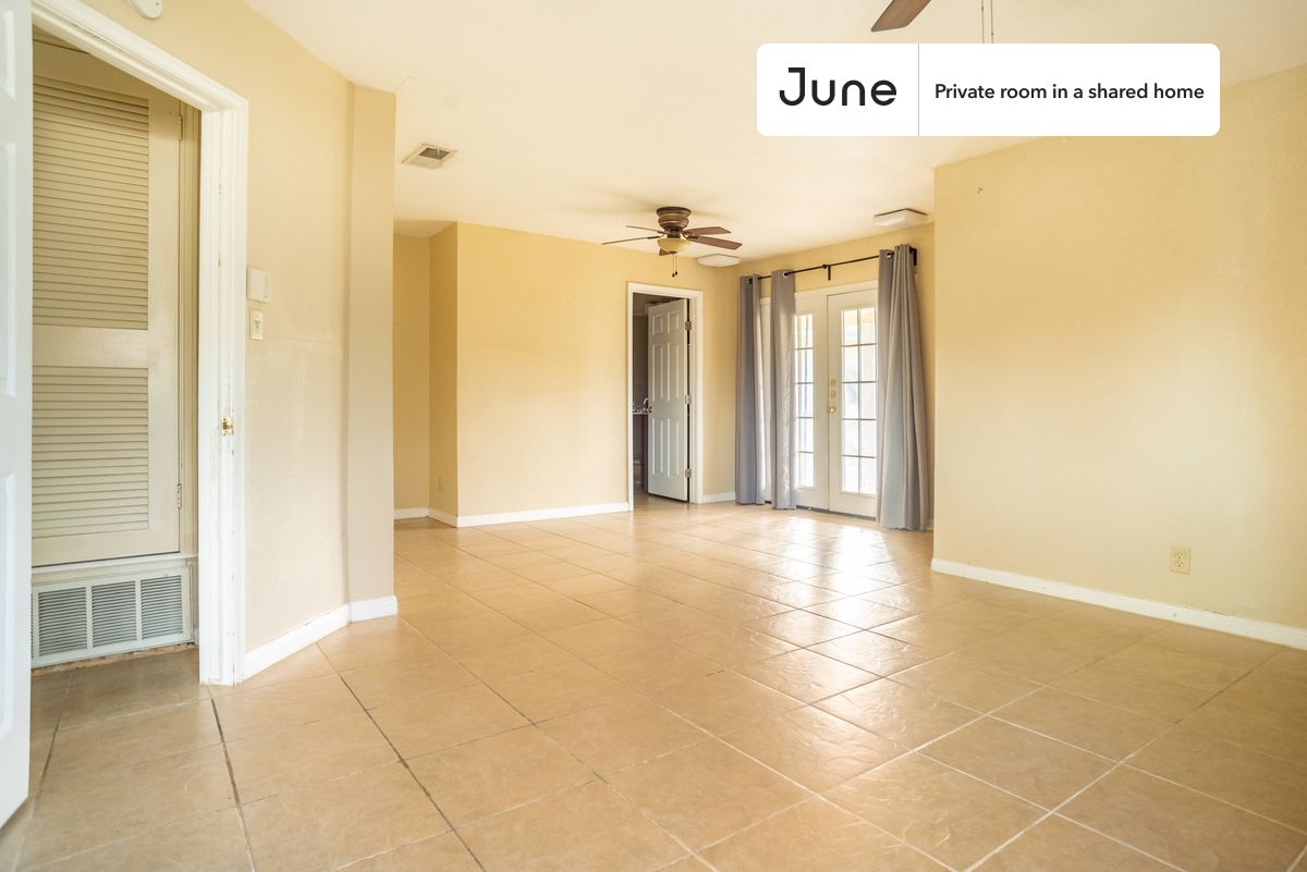 PLEASE NOTE: This is a private room in a shared apartment. You will have your own bedroom and shared common areas (kitchen, bathroom, etc.) with other residents.
Queen bedroom in a 4 bedroom / 2 bathroom apartment!
Check out 3D tour now: https://jnhm.es/11Y
This Queen room in Pecan Springs-Springdale is available on a 12 month lease or a flexible short term (31 to 364 days) lease. You pick your custom start and end date. Monthly rent rate is determined by furnishing preference, move-in date and move-out date. Speak to a June representative for recommendations on the best stay duration for the lowest rate, and learn more about this home on the June website: https://jnhm.es/5UQ
Amenities of this home: Dishwasher, Furnished Common Areas, Wi-Fi - Paid separately (High-Speed), Outdoor space, Guarantors Allowed, Decorative fireplace, 32-inch Flat-Screen TV, Central AC (Common space), Laundry in home (free), Hardwood Flooring, Microwave, Oven, Refrigerator, also, this unit is conveniently located, several local parks, restaurants and bars are just minutes away.
About June Homes: Welcome to the easiest rental experience of your life. Rent furnished or unfurnished apartments on a 12 month lease or a flexible short term (31 to 364 days). As a resident, you’ll have access to 24/7 support and monthly cleanings of the home’s shared spaces. Sign up now to apply online for your next home with June: https://jnhm.es/sign-roomi
Brokers welcome! Contact us for more details.
Interested? Use this listing ID when speaking to June team: #967 C