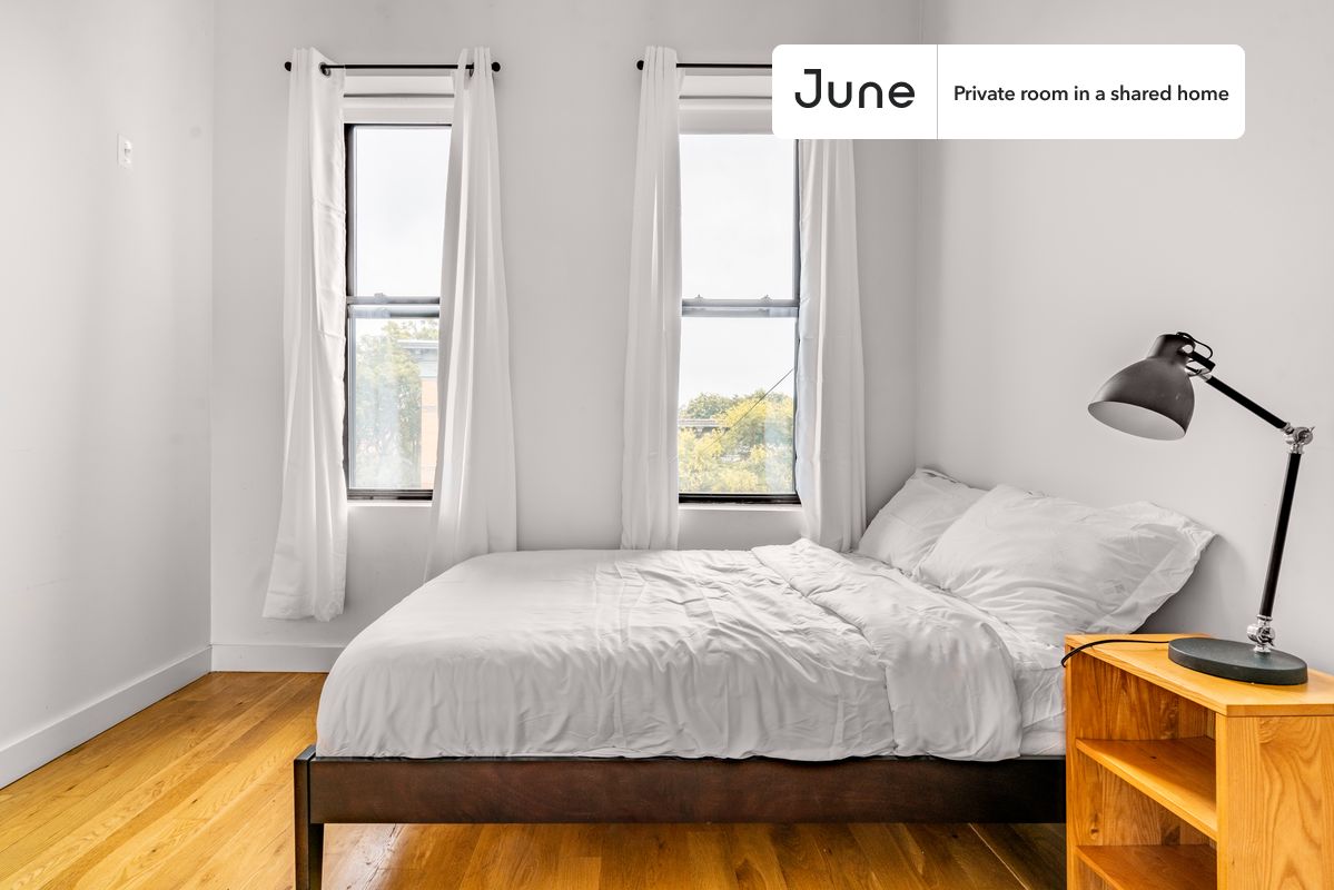 PLEASE NOTE: This is a private room in a shared apartment. You will have your own bedroom and shared common areas (kitchen, bathroom, etc.) with other residents.
Full bedroom in a 5 bedroom / 3 bathroom apartment!
Check out 3D tour now: https://jnhm.es/87x
This Full room in Ridgewood is available on a 12 month lease or a flexible short term (31 to 364 days) lease. You pick your custom start and end date. Monthly rent rate is determined by furnishing preference, move-in date and move-out date. Speak to a June representative for recommendations on the best stay duration for the lowest rate, and learn more about this home on the June website: https://jnhm.es/6gt
Amenities of this home: Dishwasher, Furnished Common Areas, Wi-Fi - Paid separately (High-Speed), Guarantors Allowed, 32-inch Flat-Screen TV, Laundry in home (free), Mini Split, Hardwood Flooring, Microwave, Oven, Refrigerator, also, this unit is conveniently located, several local parks, restaurants and bars are just minutes away.
About June Homes: Welcome to the easiest rental experience of your life. Rent furnished or unfurnished apartments on a 12 month lease or a flexible short term (31 to 364 days). As a resident, you’ll have access to 24/7 support and monthly cleanings of the home’s shared spaces. Sign up now to apply online for your next home with June: https://jnhm.es/sign-roomi
Brokers welcome! Contact us for more details.
Interested? Use this listing ID when speaking to June team: #1408 A