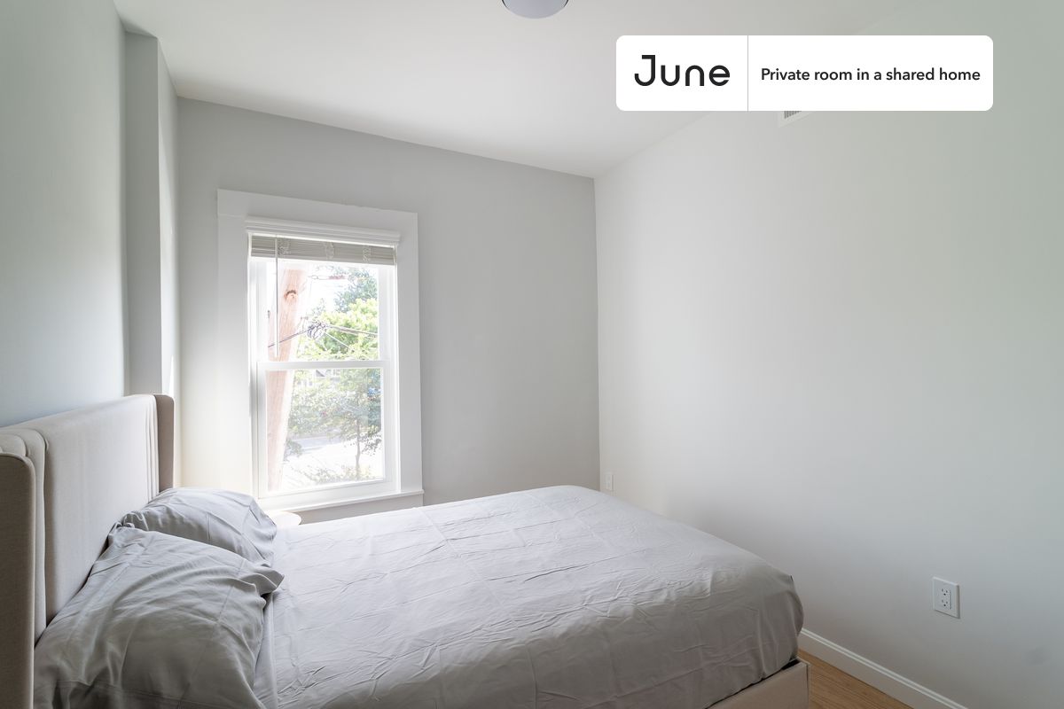 PLEASE NOTE: This is a private room in a shared apartment. You will have your own bedroom and shared common areas (kitchen, bathroom, etc.) with other residents.
Queen bedroom in a 3 bedroom / 2 bathroom apartment!
Check out 3D tour now: https://jnhm.es/8eH
This Queen room in JFK/UMass is available on a 12 month lease or a flexible short term (31 to 364 days) lease. You pick your custom start and end date. Monthly rent rate is determined by furnishing preference, move-in date and move-out date. Speak to a June representative for recommendations on the best stay duration for the lowest rate, and learn more about this home on the June website: https://jnhm.es/6x2
Amenities of this home: Wi-Fi - Paid separately (High-Speed), Guarantors Allowed, Laundry in home (free), Wall-Mounted TV, Hardwood Flooring, Microwave, Oven, Refrigerator, also, this unit is conveniently located, several local parks, restaurants and bars are just minutes away.
About June Homes: Welcome to the easiest rental experience of your life. Rent furnished or unfurnished apartments on a 12 month lease or a flexible short term (31 to 364 days). As a resident, you’ll have access to 24/7 support and monthly cleanings of the home’s shared spaces. Sign up now to apply online for your next home with June: https://jnhm.es/sign-roomi
Brokers welcome! Contact us for more details.
Interested? Kindly note that the minimum stay duration would be 31 days.
Use this listing ID when speaking to June team: #1755 C
