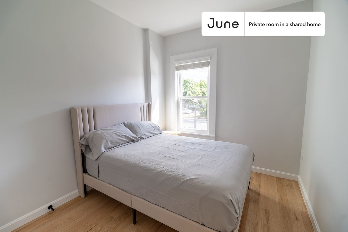 PLEASE NOTE: This is a private room in a shared apartment. You will have your own bedroom and shared common areas (kitchen, bathroom, etc.) with other residents.
Queen bedroom in a 3 bedroom / 2 bathroom apartment!
Check out 3D tour now: https://jnhm.es/8eH
This Queen room in JFK/UMass is available on a 12 month lease or a flexible short term (31 to 364 days) lease. You pick your custom start and end date. Monthly rent rate is determined by furnishing preference, move-in date and move-out date. Speak to a June representative for recommendations on the best stay duration for the lowest rate, and learn more about this home on the June website: https://jnhm.es/6x2
Amenities of this home: Wi-Fi - Paid separately (High-Speed), Guarantors Allowed, Laundry in home (free), Wall-Mounted TV, Hardwood Flooring, Microwave, Oven, Refrigerator, also, this unit is conveniently located, several local parks, restaurants and bars are just minutes away.
About June Homes: Welcome to the easiest rental experience of your life. Rent furnished or unfurnished apartments on a 12 month lease or a flexible short term (31 to 364 days). As a resident, you’ll have access to 24/7 support and monthly cleanings of the home’s shared spaces. Sign up now to apply online for your next home with June: https://jnhm.es/sign-roomi
Brokers welcome! Contact us for more details.
Interested? Kindly note that the minimum stay duration would be 31 days.
Use this listing ID when speaking to June team: #1755 C