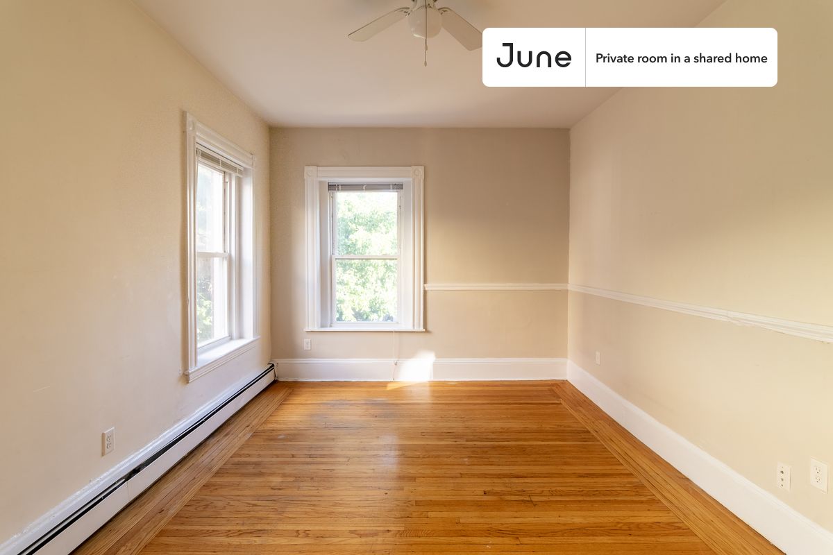 

PLEASE NOTE: This is a private room in a shared apartment. You will have your own bedroom and shared common areas (kitchen, bathroom, etc.) with other residents.

Queen bedroom in a 4 bedroom / 2 bathroom apartment!

Check out 3D tour now:  https://jnhm.es/8eP

This  Queen room in Allston  is available on a 12 month lease or a flexible short term (31 to 364 days) lease. You pick your custom start and end date. Monthly rent rate is determined by furnishing preference, move-in date and move-out date. Speak to a June representative for recommendations on the best stay duration for the lowest rate, and learn more about this home on the June website:  https://jnhm.es/6x9

Amenities of this home:   Wi-Fi - Paid separately (High-Speed),    Guarantors Allowed,       Street parking - City permit required,    Laundry - Paid separately (in building),       Hardwood Flooring,    Microwave,    Oven,    Refrigerator,    Sales: Ice maker, water line fridge not work,   also, this unit is conveniently located, several local parks, restaurants and bars are just minutes away.

About June Homes: Welcome to the easiest rental experience of your life. Rent furnished or unfurnished apartments on a 12 month lease or a flexible short term (31 to 364 days). As a resident, you’ll have access to 24/7 support and monthly cleanings of the home’s shared spaces. Sign up now to apply online for your next home with June: https://jnhm.es/sign-roomi

Brokers welcome! Contact us for more details.

Interested? Kindly note that the minimum stay duration would be 31 days. 

Use this listing ID when speaking to June team:  #1757 D