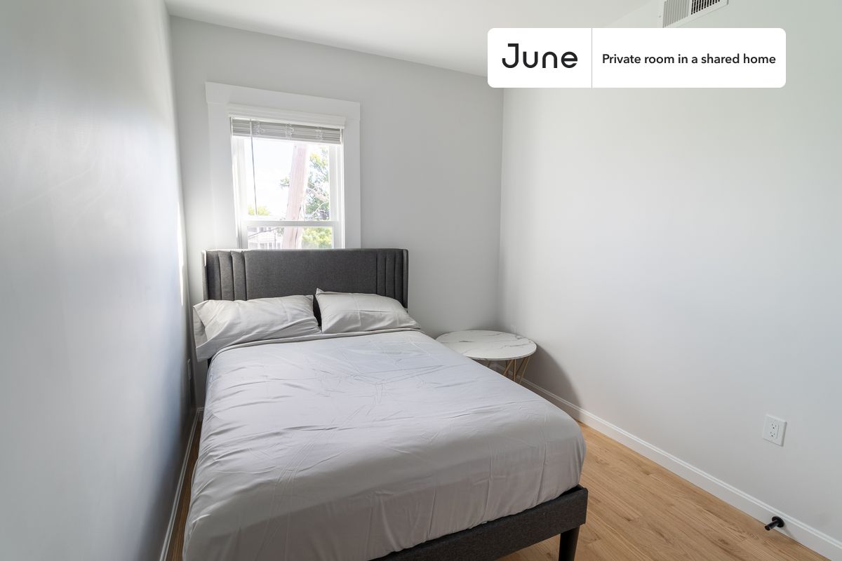 PLEASE NOTE: This is a private room in a shared apartment. You will have your own bedroom and shared common areas (kitchen, bathroom, etc.) with other residents.
Full bedroom in a 3 bedroom / 2 bathroom apartment!
Check out 3D tour now: https://jnhm.es/8eI
This Full room in JFK/UMass is available on a 12 month lease or a flexible short term (31 to 364 days) lease. You pick your custom start and end date. Monthly rent rate is determined by furnishing preference, move-in date and move-out date. Speak to a June representative for recommendations on the best stay duration for the lowest rate, and learn more about this home on the June website: https://jnhm.es/6x5
Amenities of this home: Wi-Fi - Paid separately (High-Speed), Outdoor space, Guarantors Allowed, Laundry in home (free), Wall-Mounted TV, Hardwood Flooring, Microwave, Oven, Refrigerator, also, this unit is conveniently located, several local parks, restaurants and bars are just minutes away.
About June Homes: Welcome to the easiest rental experience of your life. Rent furnished or unfurnished apartments on a 12 month lease or a flexible short term (31 to 364 days). As a resident, you’ll have access to 24/7 support and monthly cleanings of the home’s shared spaces. Sign up now to apply online for your next home with June: https://jnhm.es/sign-roomi
Brokers welcome! Contact us for more details.
Interested? Kindly note that the minimum stay duration would be 31 days.
Use this listing ID when speaking to June team: #1756 C