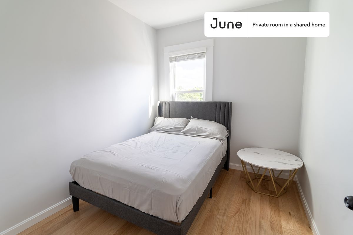 PLEASE NOTE: This is a private room in a shared apartment. You will have your own bedroom and shared common areas (kitchen, bathroom, etc.) with other residents.
Full bedroom in a 3 bedroom / 2 bathroom apartment!
Check out 3D tour now: https://jnhm.es/8eI
This Full room in JFK/UMass is available on a 12 month lease or a flexible short term (31 to 364 days) lease. You pick your custom start and end date. Monthly rent rate is determined by furnishing preference, move-in date and move-out date. Speak to a June representative for recommendations on the best stay duration for the lowest rate, and learn more about this home on the June website: https://jnhm.es/6x5
Amenities of this home: Wi-Fi - Paid separately (High-Speed), Outdoor space, Guarantors Allowed, Laundry in home (free), Wall-Mounted TV, Hardwood Flooring, Microwave, Oven, Refrigerator, also, this unit is conveniently located, several local parks, restaurants and bars are just minutes away.
About June Homes: Welcome to the easiest rental experience of your life. Rent furnished or unfurnished apartments on a 12 month lease or a flexible short term (31 to 364 days). As a resident, you’ll have access to 24/7 support and monthly cleanings of the home’s shared spaces. Sign up now to apply online for your next home with June: https://jnhm.es/sign-roomi
Brokers welcome! Contact us for more details.
Interested? Kindly note that the minimum stay duration would be 31 days.
Use this listing ID when speaking to June team: #1756 C