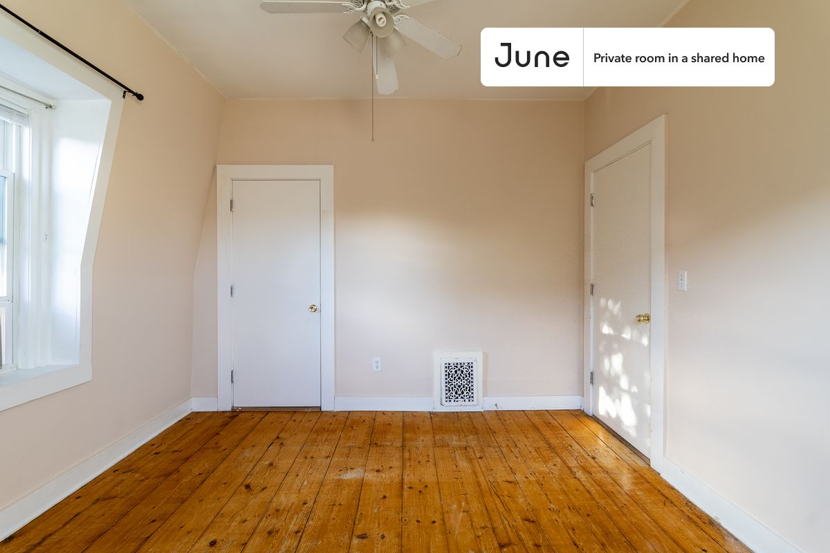 

PLEASE NOTE: This is a private room in a shared apartment. You will have your own bedroom and shared common areas (kitchen, bathroom, etc.) with other residents.

Queen bedroom in a 2 bedroom / 1 bathroom apartment!

Check out 3D tour now:  https://jnhm.es/8eM

This  Queen room in Allston  is available on a 12 month lease or a flexible short term (31 to 364 days) lease. You pick your custom start and end date. Monthly rent rate is determined by furnishing preference, move-in date and move-out date. Speak to a June representative for recommendations on the best stay duration for the lowest rate, and learn more about this home on the June website:  https://jnhm.es/6wg

Amenities of this home:   Wi-Fi - Paid separately (High-Speed),    Guarantors Allowed,          Paid parking,    Laundry in building (free),    Wall-Mounted TV,    Hardwood Flooring,    Oven,    Refrigerator,   also, this unit is conveniently located, several local parks, restaurants and bars are just minutes away.

About June Homes: Welcome to the easiest rental experience of your life. Rent furnished or unfurnished apartments on a 12 month lease or a flexible short term (31 to 364 days). As a resident, you’ll have access to 24/7 support and monthly cleanings of the home’s shared spaces. Sign up now to apply online for your next home with June: https://jnhm.es/sign-roomi

Brokers welcome! Contact us for more details.

Interested? Kindly note that the minimum stay duration would be 31 days. 

Use this listing ID when speaking to June team:  #1741 A