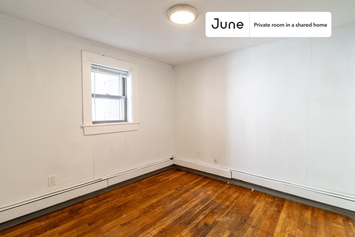 

PLEASE NOTE: This is a private room in a shared apartment. You will have your own bedroom and shared common areas (kitchen, bathroom, etc.) with other residents.

Queen bedroom in a 5 bedroom / 2 bathroom apartment!

Check out 3D tour now:  https://jnhm.es/8eL

This  Queen room in South Boston  is available on a 12 month lease or a flexible short term (31 to 364 days) lease. You pick your custom start and end date. Monthly rent rate is determined by furnishing preference, move-in date and move-out date. Speak to a June representative for recommendations on the best stay duration for the lowest rate, and learn more about this home on the June website:  https://jnhm.es/6wM

Amenities of this home:   Wi-Fi - Paid separately (High-Speed),    Guarantors Allowed,          Laundry in home (free),    Hardwood Flooring,    Oven,    Refrigerator,   also, this unit is conveniently located, several local parks, restaurants and bars are just minutes away.

About June Homes: Welcome to the easiest rental experience of your life. Rent furnished or unfurnished apartments on a 12 month lease or a flexible short term (31 to 364 days). As a resident, you’ll have access to 24/7 support and monthly cleanings of the home’s shared spaces. Sign up now to apply online for your next home with June: https://jnhm.es/sign-roomi

Brokers welcome! Contact us for more details.

Interested? Kindly note that the minimum stay duration would be 31 days. 

Use this listing ID when speaking to June team:  #1752 A