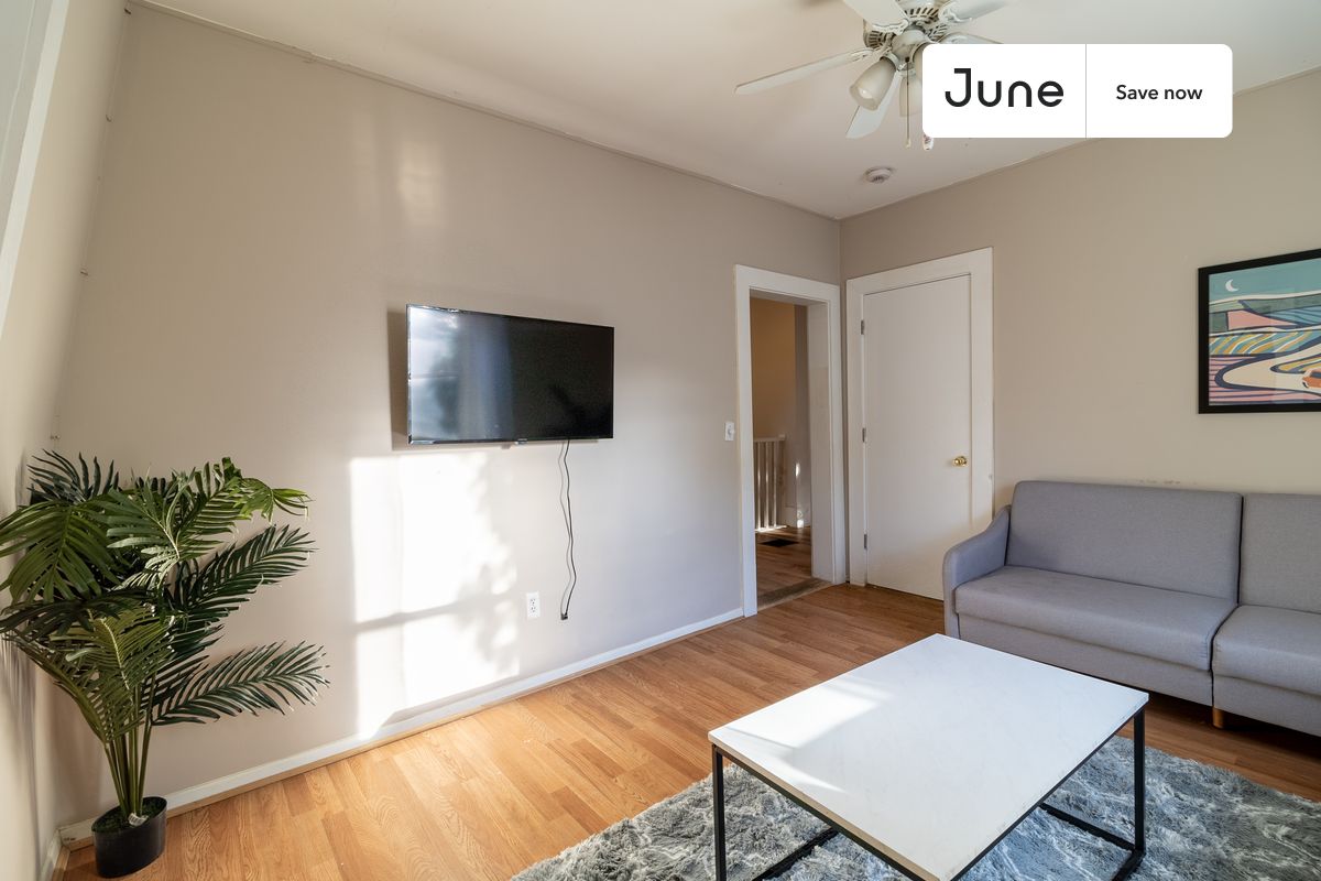2 bedroom in Allston on flexible lease terms.
Check out 3D tour now: https://jnhm.es/8eM
This 2 bedrooms, 1 bath apartment on the Allston is available on a 12 month lease or a flexible short term (31 to 364 days) lease. You pick your custom start and end date. Monthly rent rate is determined by furnishing preference, move-in date and move-out date. Speak to a June representative for recommendations on the best stay duration for the lowest rate, and learn more about this home on the June website:
Amenities of this home: Paid parking, Guarantors Allowed, Wi-Fi - Paid separately (High-Speed), Laundry in building (free), Wall-Mounted TV, Hardwood Flooring, Oven, Refrigerator, also, this unit is conveniently located, several local parks, restaurants and bars are just minutes away.
About June Homes: Welcome to the easiest rental experience of your life. Rent furnished or unfurnished apartments on a 12 month lease or a flexible short term (31 to 364 days). As a resident, you’ll have access to 24/7 support and monthly cleanings of the home’s shared spaces. Sign up now to apply online for your next home with June: https://jnhm.es/sign-roomi
Brokers welcome! Contact us for more details.
Use this listing ID when speaking to June team: #1741