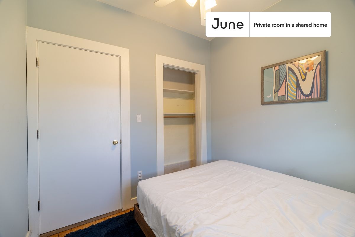 

PLEASE NOTE: This is a private room in a shared apartment. You will have your own bedroom and shared common areas (kitchen, bathroom, etc.) with other residents.

Queen bedroom in a 2 bedroom / 1 bathroom apartment!

Check out 3D tour now:  https://jnhm.es/8eM

This  Queen room in Allston  is available on a 12 month lease or a flexible short term (31 to 364 days) lease. You pick your custom start and end date. Monthly rent rate is determined by furnishing preference, move-in date and move-out date. Speak to a June representative for recommendations on the best stay duration for the lowest rate, and learn more about this home on the June website:  https://jnhm.es/6wf

Amenities of this home:   Wi-Fi - Paid separately (High-Speed),    Guarantors Allowed,          Paid parking,    Laundry in building (free),    Wall-Mounted TV,    Hardwood Flooring,    Oven,    Refrigerator,   also, this unit is conveniently located, several local parks, restaurants and bars are just minutes away.

About June Homes: Welcome to the easiest rental experience of your life. Rent furnished or unfurnished apartments on a 12 month lease or a flexible short term (31 to 364 days). As a resident, you’ll have access to 24/7 support and monthly cleanings of the home’s shared spaces. Sign up now to apply online for your next home with June: https://jnhm.es/sign-roomi

Brokers welcome! Contact us for more details.

Interested? Kindly note that the minimum stay duration would be 31 days. 

Use this listing ID when speaking to June team:  #1741 B