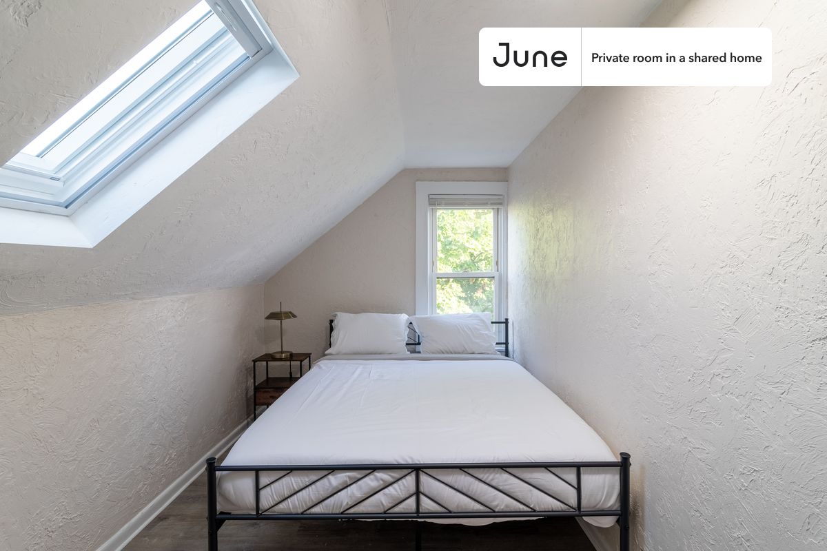 

PLEASE NOTE: This is a private room in a shared apartment. You will have your own bedroom and shared common areas (kitchen, bathroom, etc.) with other residents.

Queen bedroom in a 6 bedroom / 2 bathroom apartment!

Check out 3D tour now:  https://jnhm.es/8eE

This  Queen room in Allston  is available on a 12 month lease or a flexible short term (31 to 364 days) lease. You pick your custom start and end date. Monthly rent rate is determined by furnishing preference, move-in date and move-out date. Speak to a June representative for recommendations on the best stay duration for the lowest rate, and learn more about this home on the June website:  https://jnhm.es/6vR

Amenities of this home:   Dishwasher,    Furnished Common Areas,    Wi-Fi - Paid separately (High-Speed),    Guarantors Allowed,       Street parking - City permit required,    Laundry - Paid separately (in building),    Hardwood Flooring,    Refrigerator,    Heating | Steam radiant,   also, this unit is conveniently located, several local parks, restaurants and bars are just minutes away.

About June Homes: Welcome to the easiest rental experience of your life. Rent furnished or unfurnished apartments on a 12 month lease or a flexible short term (31 to 364 days). As a resident, you’ll have access to 24/7 support and monthly cleanings of the home’s shared spaces. Sign up now to apply online for your next home with June: https://jnhm.es/sign-roomi

Brokers welcome! Contact us for more details.

Interested? Kindly note that the minimum stay duration would be 31 days. 

Use this listing ID when speaking to June team:  #1735 E