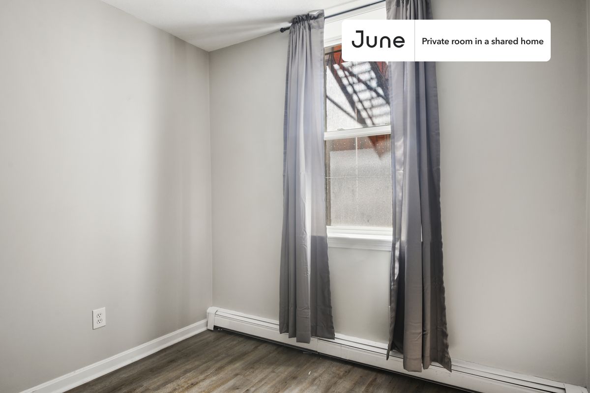 PLEASE NOTE: This is a private room in a shared apartment. You will have your own bedroom and shared common areas (kitchen, bathroom, etc.) with other residents.
Queen bedroom in a 3 bedroom / 1 bathroom apartment!
Check out 3D tour now: https://jnhm.es/OX
This Queen room in North End is available on a 12 month lease or a flexible short term (31 to 364 days) lease. You pick your custom start and end date. Monthly rent rate is determined by furnishing preference, move-in date and move-out date. Speak to a June representative for recommendations on the best stay duration for the lowest rate, and learn more about this home on the June website: https://jnhm.es/5xm
Amenities of this home: Laundry - Paid separately (in building), Street parking - City permit required, 32-inch Flat-Screen TV, Guarantors Allowed, Wi-Fi - Paid separately (High-Speed), Furnished Common Areas, Dishwasher, Hardwood Flooring, Microwave, Oven, Refrigerator, also, this unit is conveniently located, several local parks, restaurants and bars are just minutes away.
About June Homes: Welcome to the easiest rental experience of your life. Rent furnished or unfurnished apartments on a 12 month lease or a flexible short term (31 to 364 days). As a resident, you’ll have access to 24/7 support and monthly cleanings of the home’s shared spaces. Sign up now to apply online for your next home with June: https://jnhm.es/sign-roomi
Brokers welcome! Contact us for more details.
Interested? Kindly note that the minimum stay duration would be 31 days.
Use this listing ID when speaking to June team: #473 C