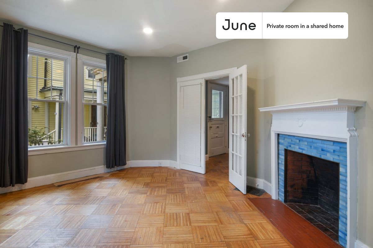

PLEASE NOTE: This is a private room in a shared apartment. You will have your own bedroom and shared common areas (kitchen, bathroom, etc.) with other residents.

Full bedroom in a 7 bedroom / 2.5 bathroom apartment!

Check out 3D tour now:  https://jnhm.es/Rd

This  Full room in Harvard Square (Cambridge)  is available on a 12 month lease or a flexible short term (31 to 364 days) lease. You pick your custom start and end date. Monthly rent rate is determined by furnishing preference, move-in date and move-out date. Speak to a June representative for recommendations on the best stay duration for the lowest rate, and learn more about this home on the June website:  https://jnhm.es/5vl

Amenities of this home:   Dishwasher,    Furnished Common Areas,    Wi-Fi - Paid separately (High-Speed),    Guarantors Allowed,       32-inch Flat-Screen TV,    Dine in kitchen,    Laundry in home (free),       Smart lock,    Living area,    Hardwood Flooring,    Microwave,    Oven,    Refrigerator,    Air Conditioning | HVAC,   also, this unit is conveniently located, several local parks, restaurants and bars are just minutes away.

About June Homes: Welcome to the easiest rental experience of your life. Rent furnished or unfurnished apartments on a 12 month lease or a flexible short term (31 to 364 days). As a resident, you’ll have access to 24/7 support and monthly cleanings of the home’s shared spaces. Sign up now to apply online for your next home with June: https://jnhm.es/sign-roomi

Brokers welcome! Contact us for more details.

Interested? Kindly note that the minimum stay duration would be 31 days. 

Use this listing ID when speaking to June team:  #443 A